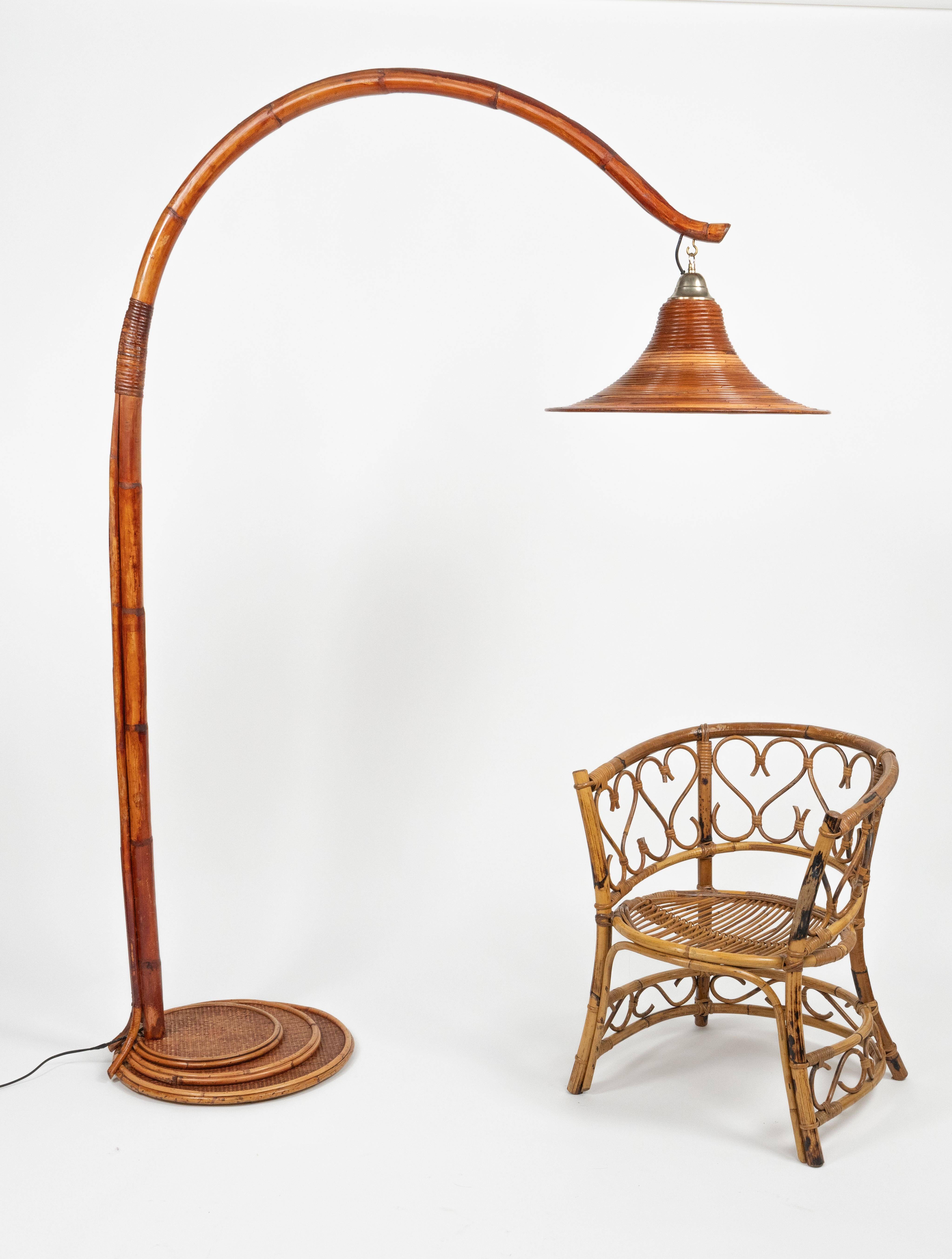 Lampada da terra ad arco in bambù e rattan del Medioevo Vivai del Sud, Italia anni '70 In condizioni buone in vendita a Rome, IT