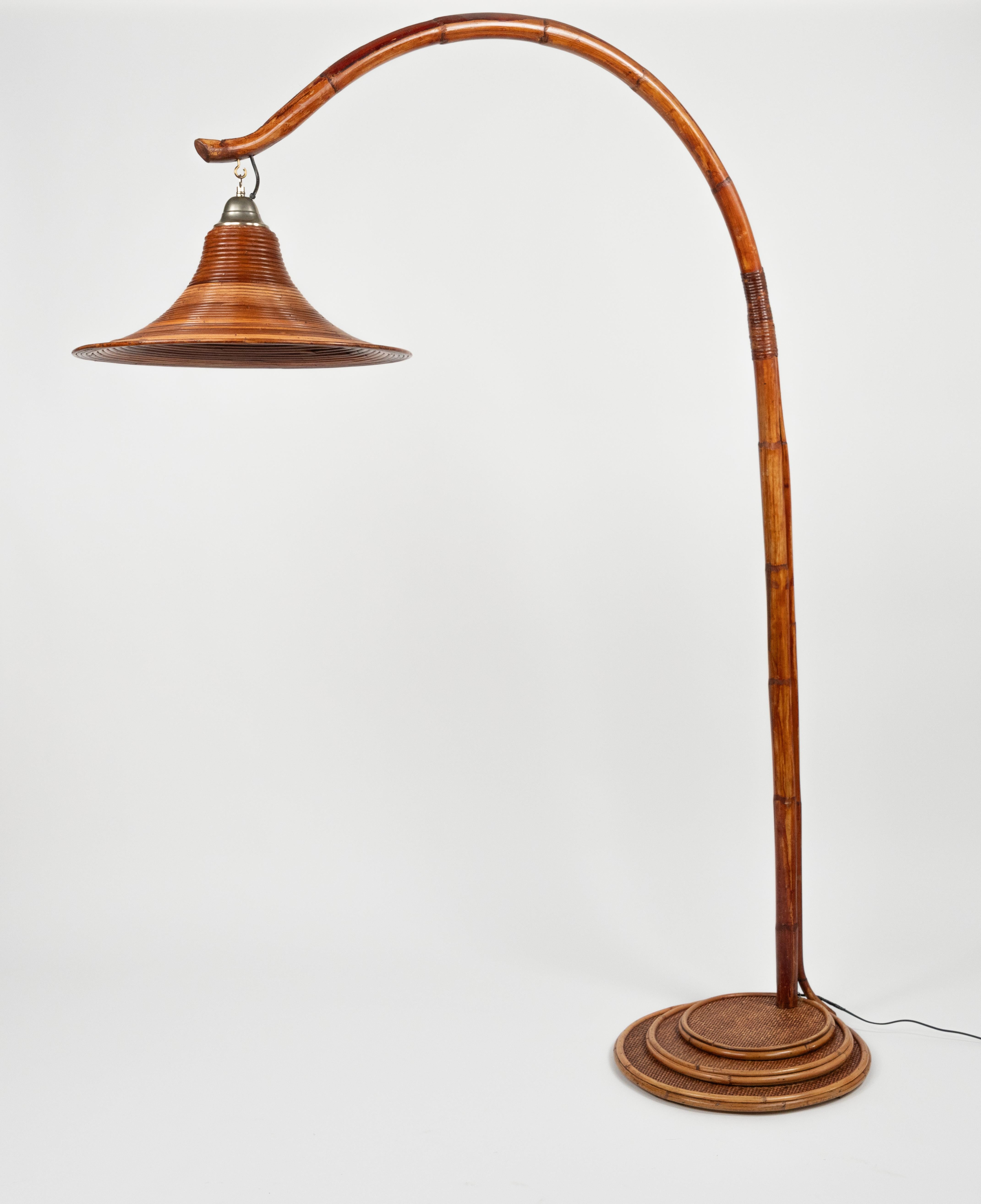 Fine XX secolo Lampada da terra ad arco in bambù e rattan del Medioevo Vivai del Sud, Italia anni '70 in vendita