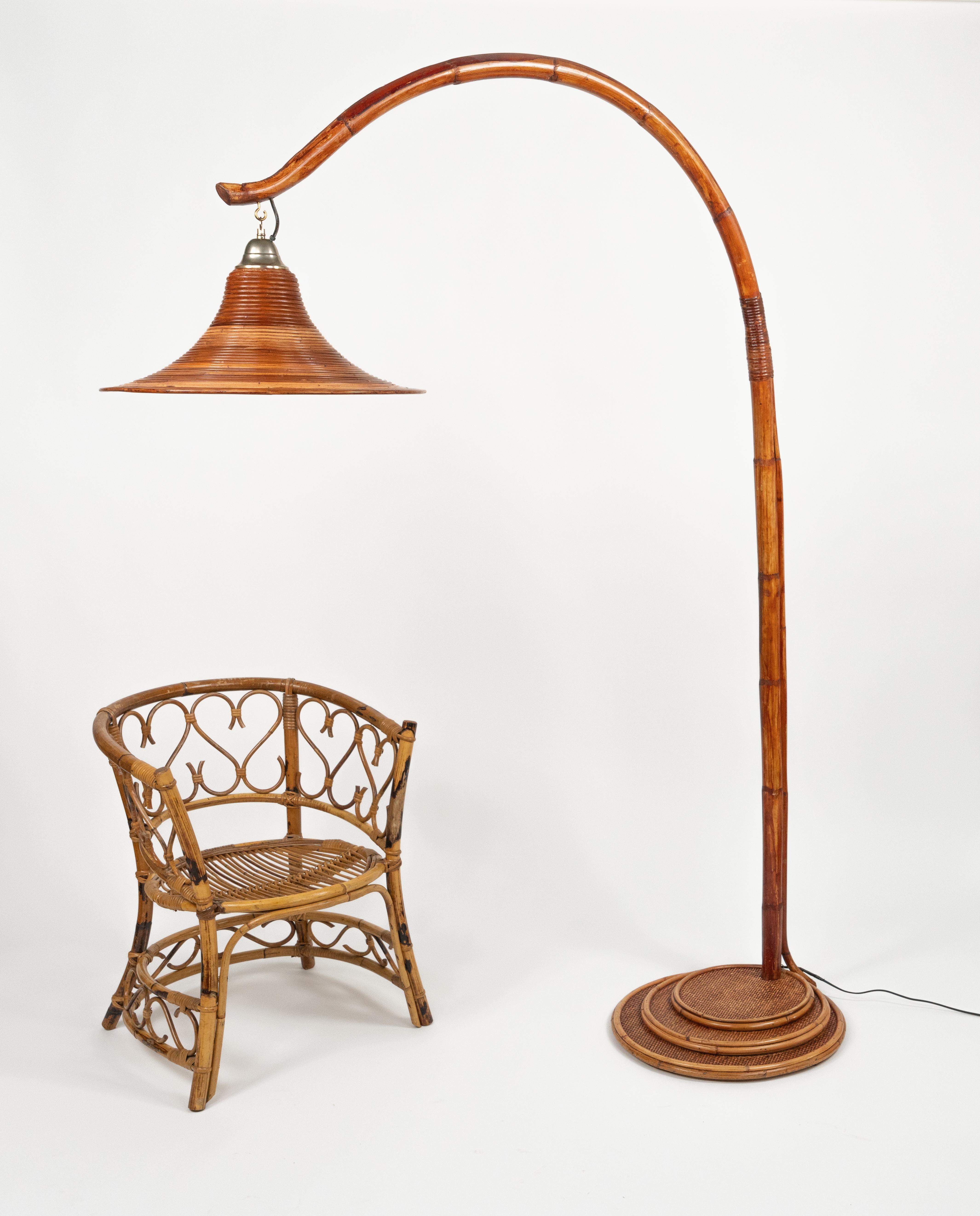 Lampada da terra ad arco in bambù e rattan del Medioevo Vivai del Sud, Italia anni '70 in vendita 2