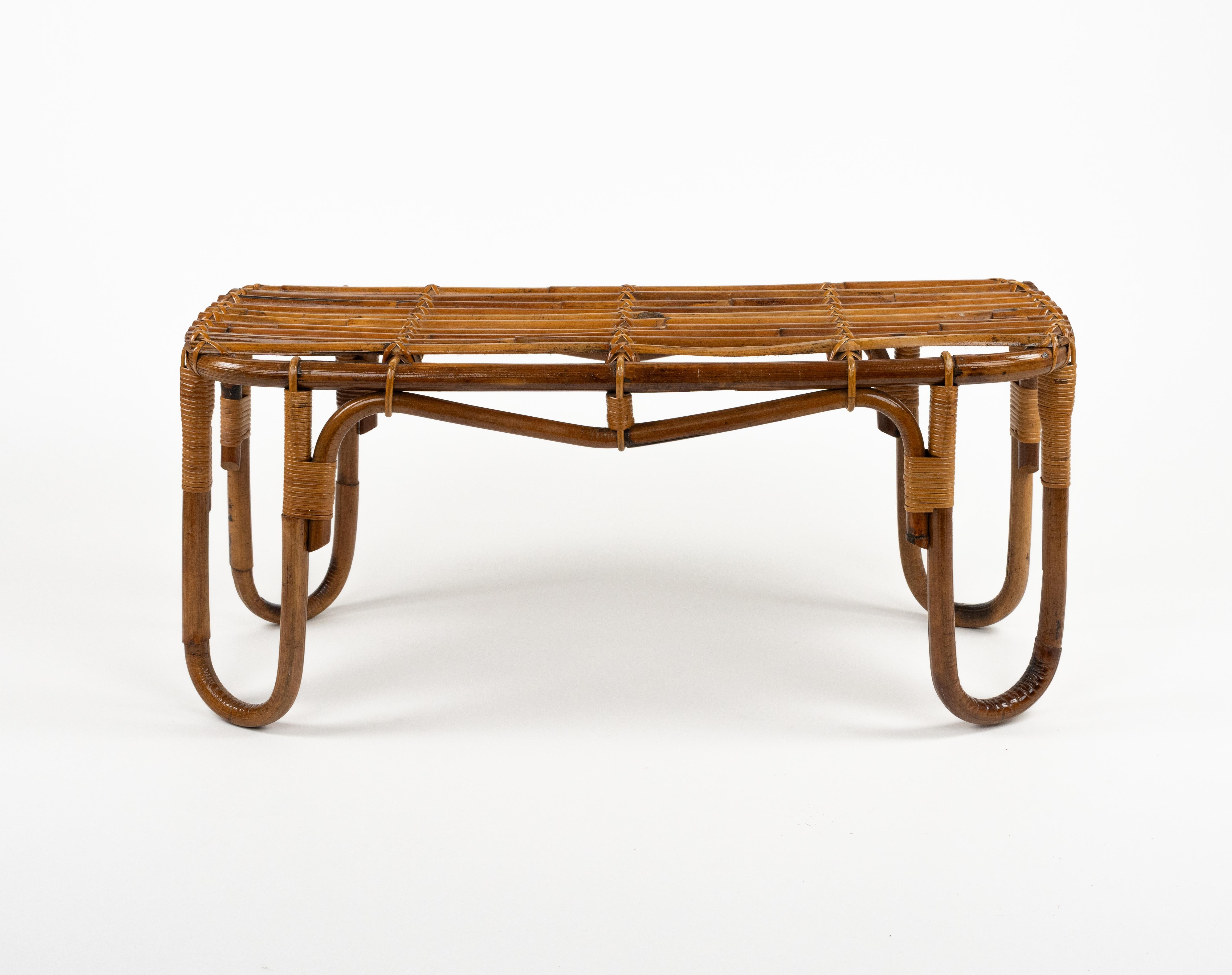 Midcentury beautiful bench or side table with curved four leg in rattan and bamboo in the style of Tito Agnoli.

Made in Italy in the 1970s.