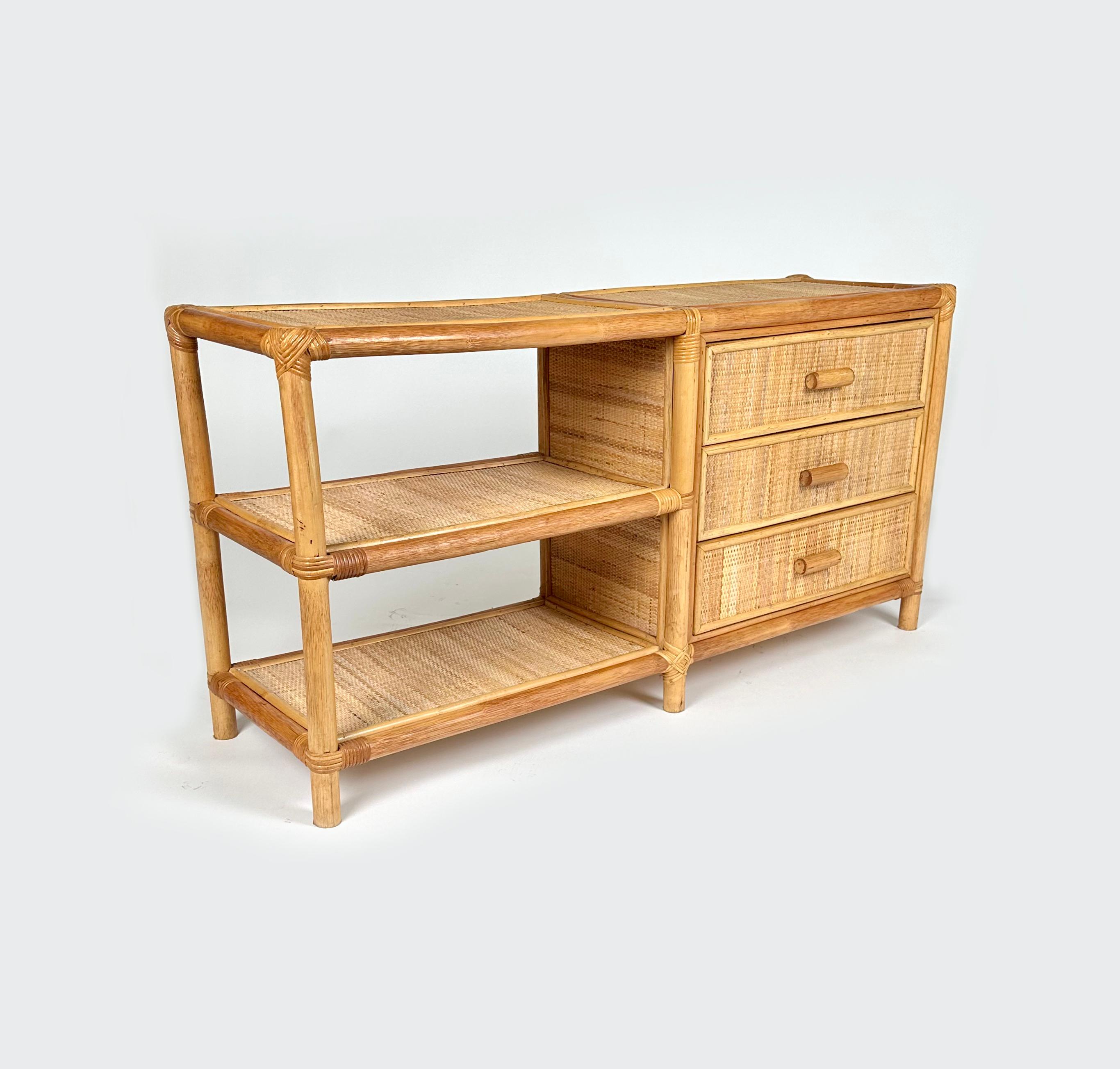 Fin du 20e siècle Armoire d'appoint en bambou et rotin avec tiroirs hélicoïdaux, Italie, années 1970 en vente