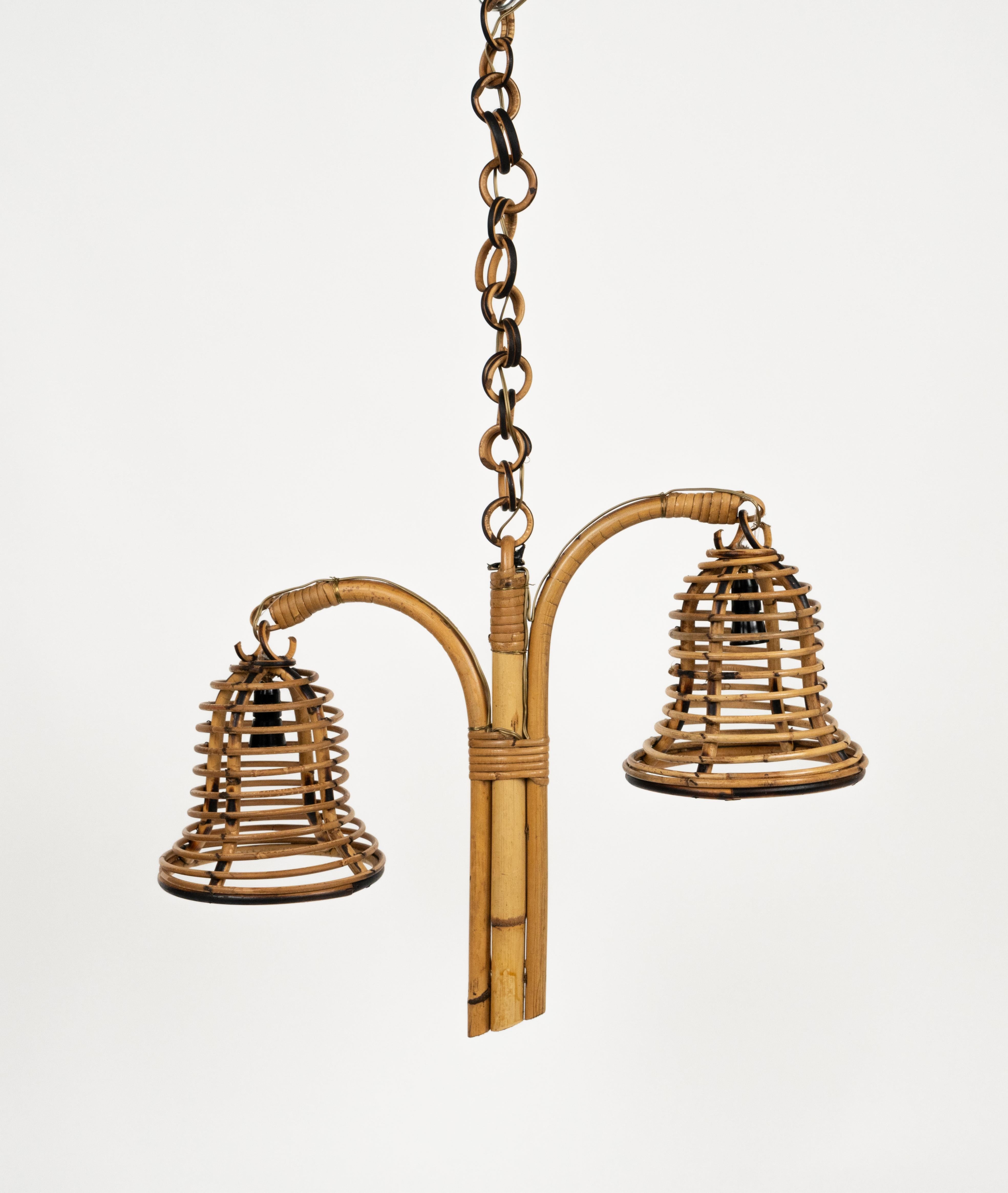 Bellissimo lampadario di metà secolo realizzato a mano in bambù e rattan con catena con maglie rotonde in rattan che possono essere accorciate per regolarlo all'altezza desiderata nello stile di Louis Sognot.

Prodotto in Italia negli anni