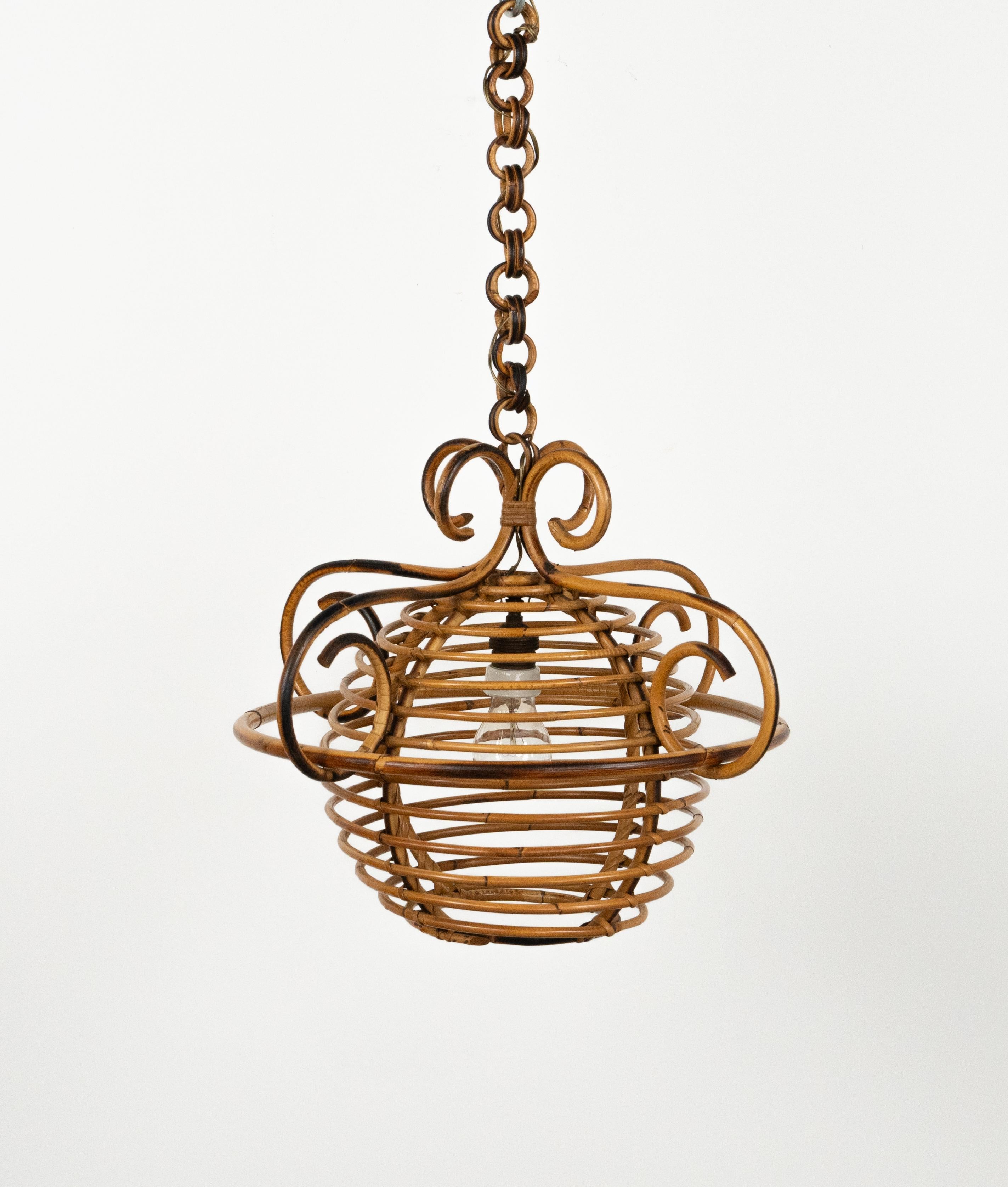 Preciosa lámpara colgante artesanal de bambú y ratán de mediados de siglo, con eslabones redondos de ratán que se pueden acortar para ajustarla a la altura deseada, al estilo del diseñador francés Louis Sognot.   

Fabricado en Italia en la década