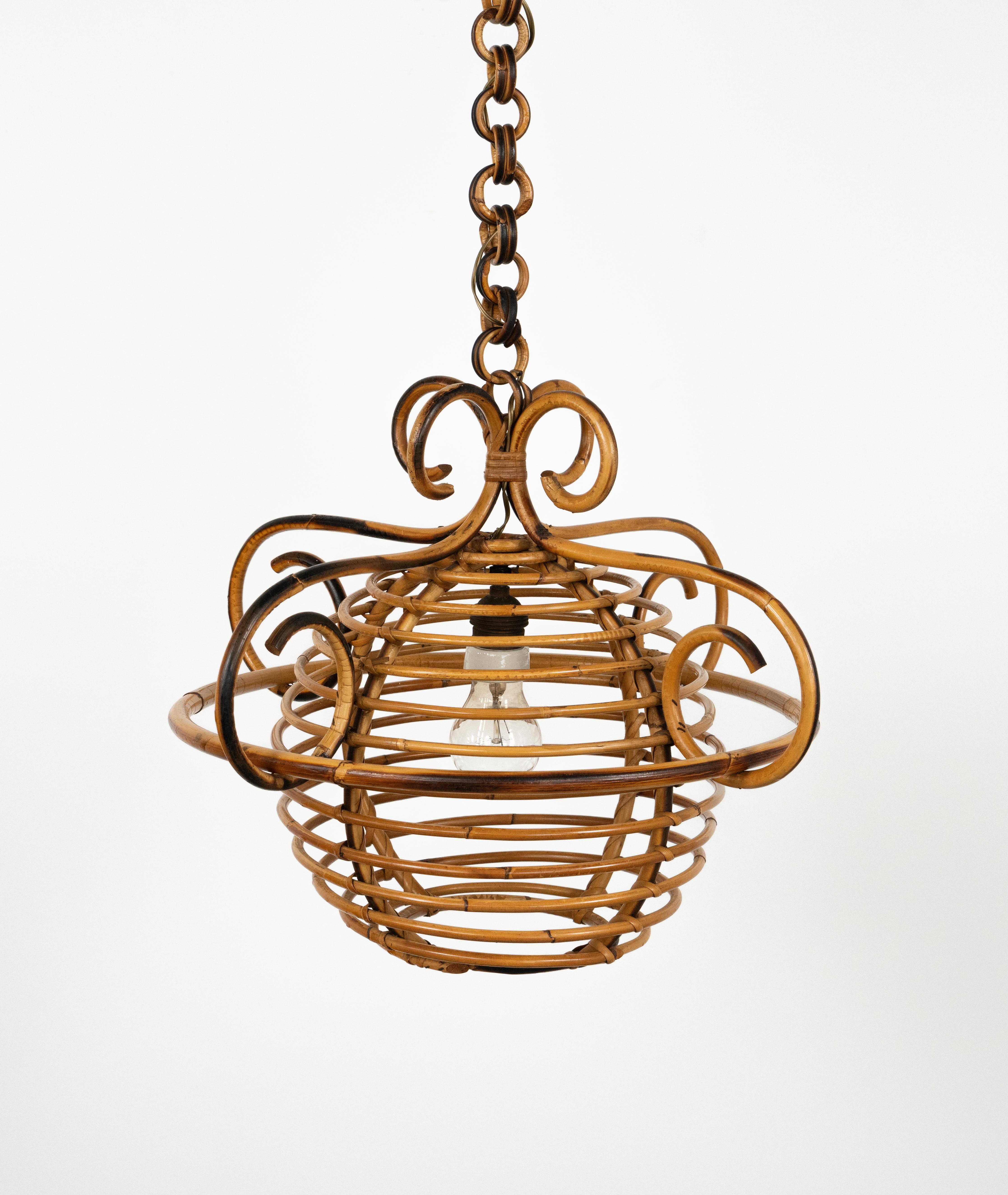 Araña de bambú y ratán de mediados de siglo Estilo Louis Sognot, Italia Años 60 Italiano en venta