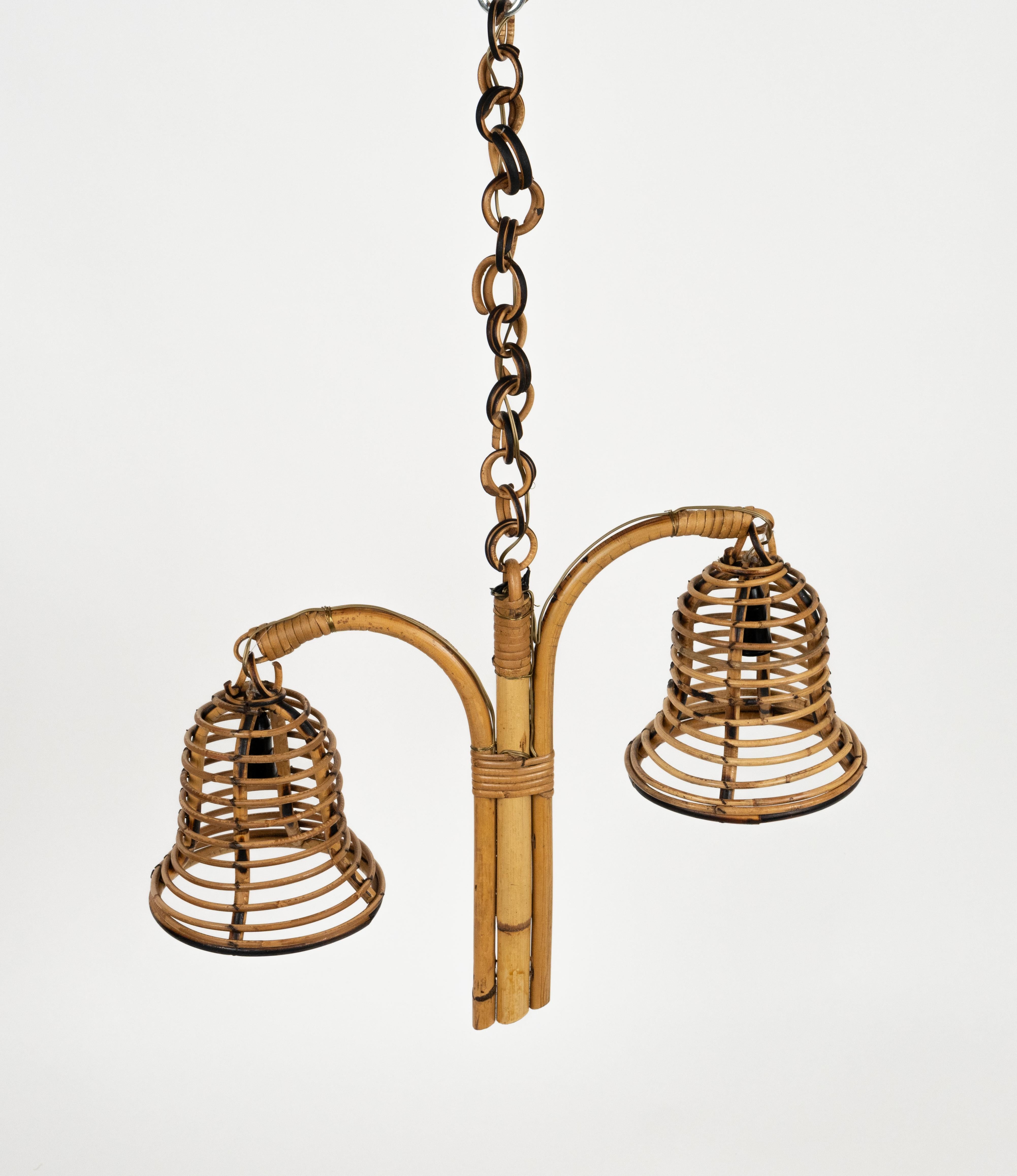 Fatto a mano Lampadario in bambù e rattan del Medioevo in stile Louis Sognot, Italia 1960 in vendita