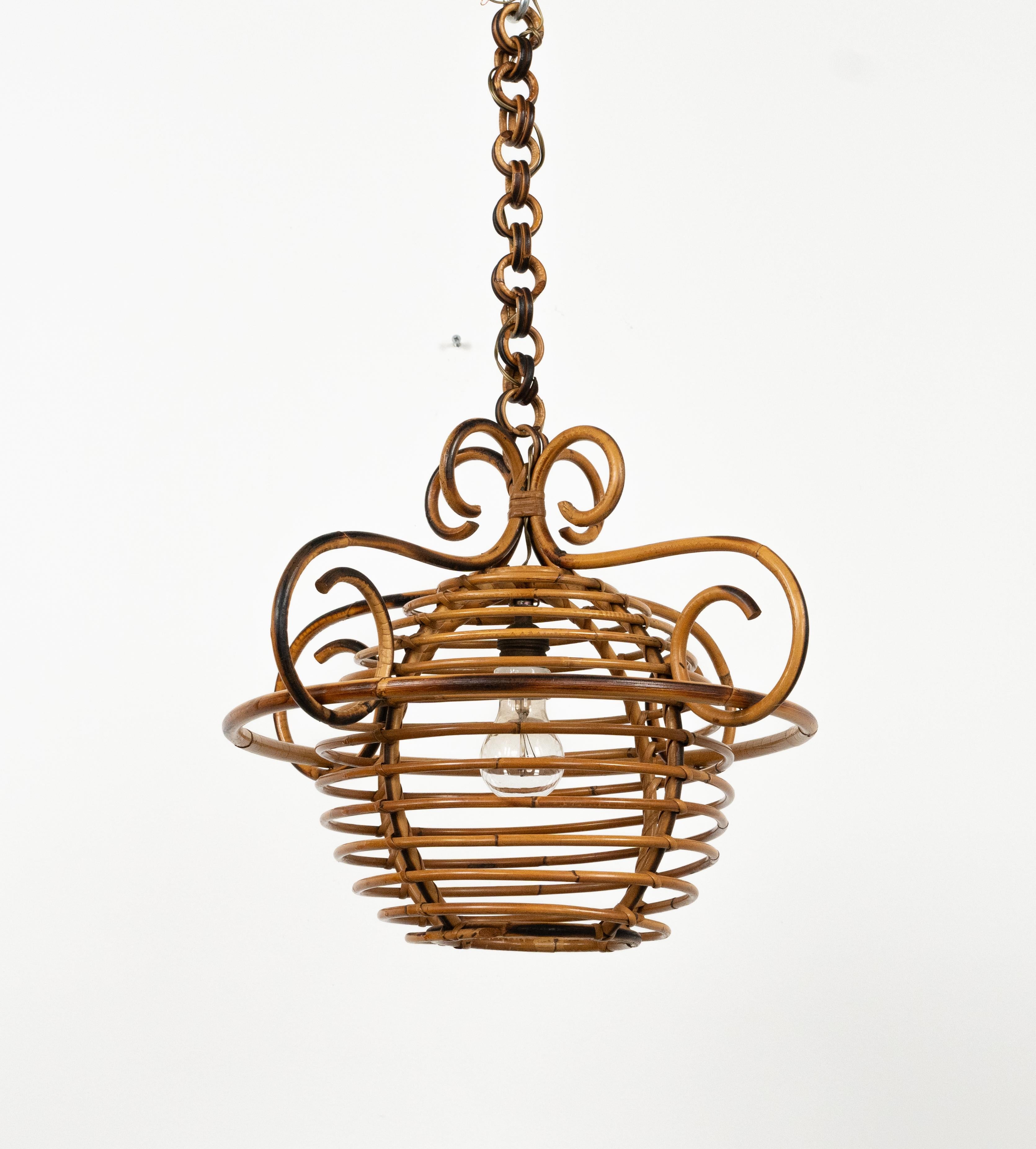 Araña de bambú y ratán de mediados de siglo Estilo Louis Sognot, Italia Años 60 Hecho a mano en venta