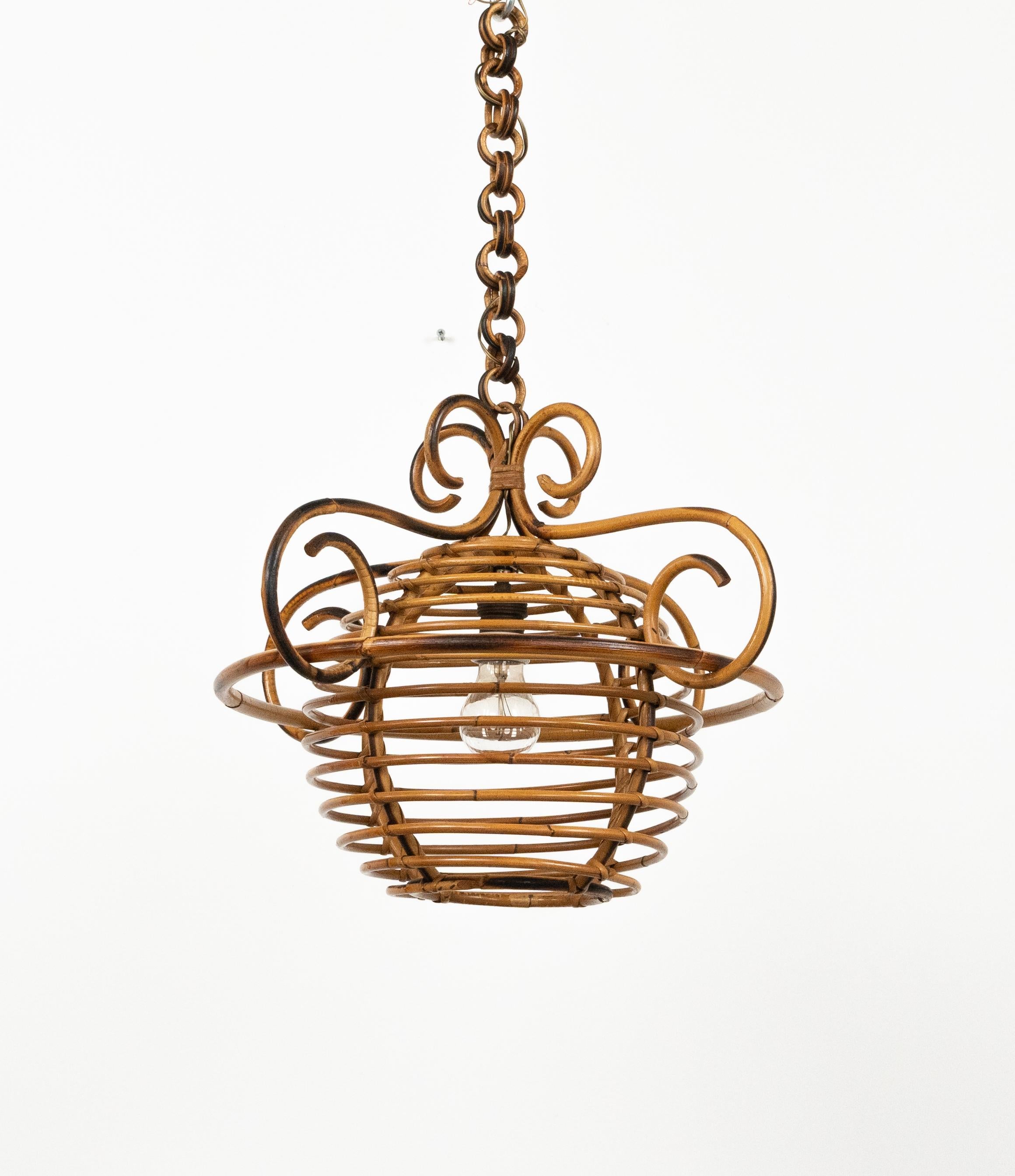 Araña de bambú y ratán de mediados de siglo Estilo Louis Sognot, Italia Años 60 en Bueno estado para la venta en Rome, IT