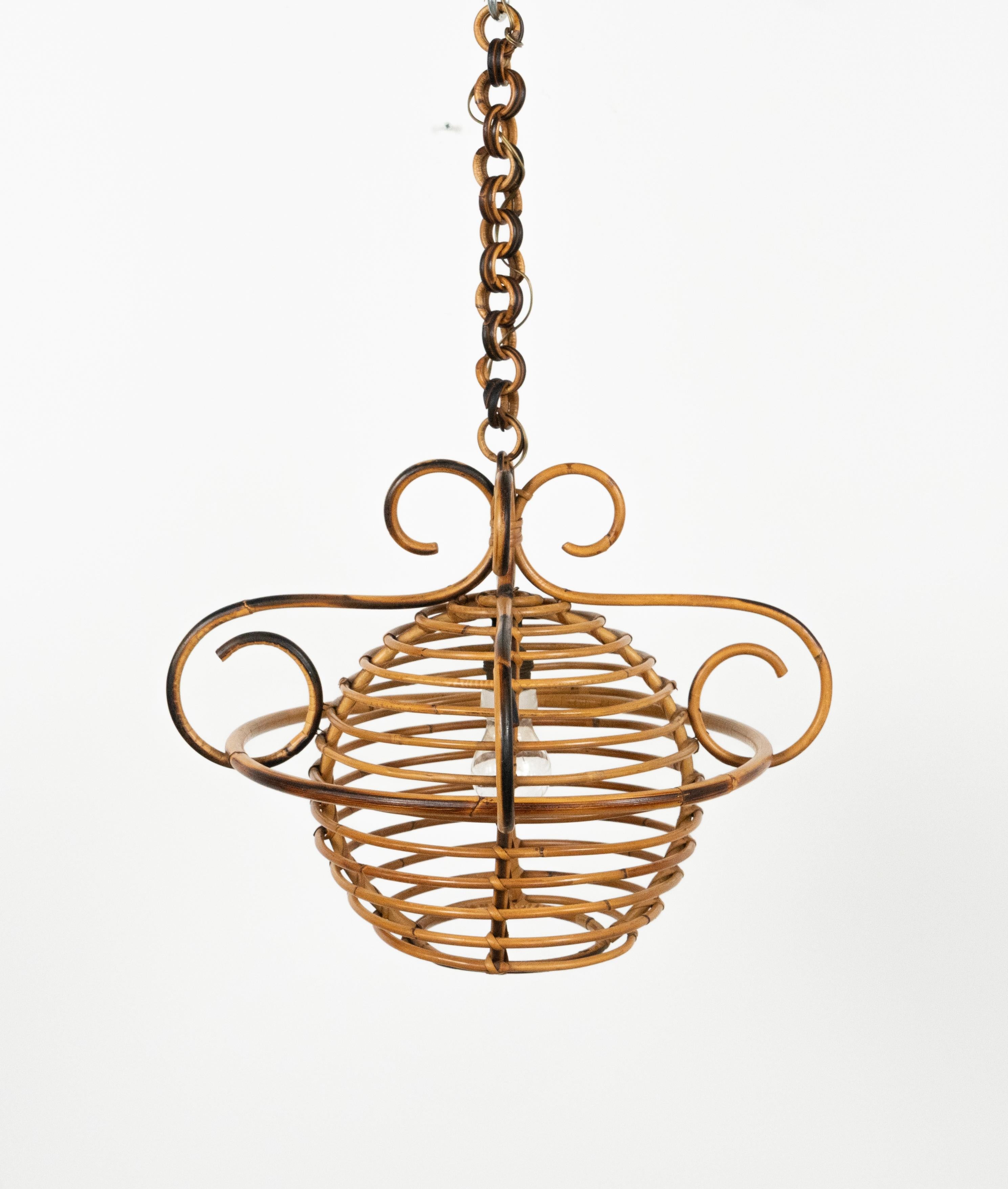 Araña de bambú y ratán de mediados de siglo Estilo Louis Sognot, Italia Años 60 mediados del siglo XX en venta