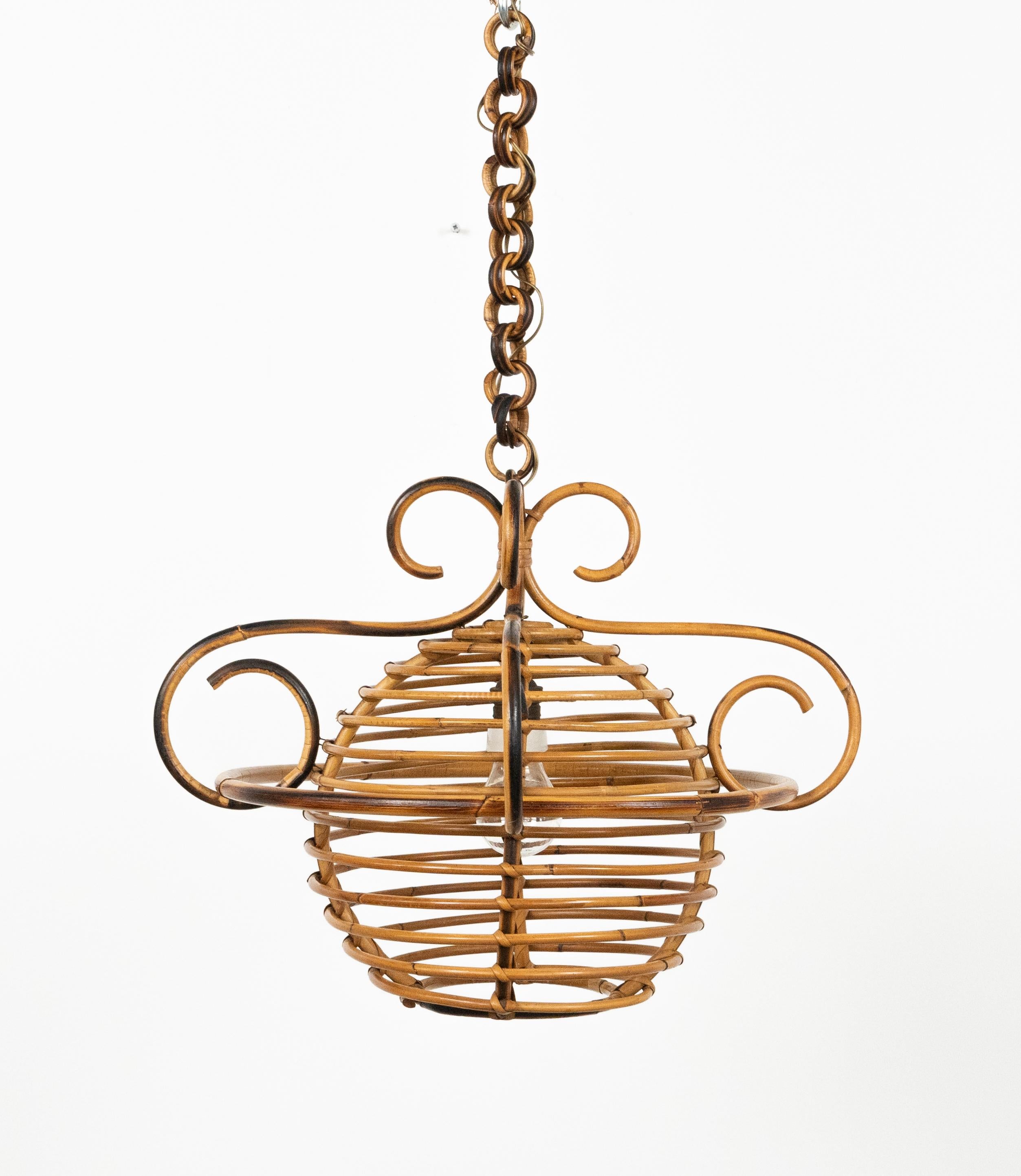 Araña de bambú y ratán de mediados de siglo Estilo Louis Sognot, Italia Años 60 Bambú en venta