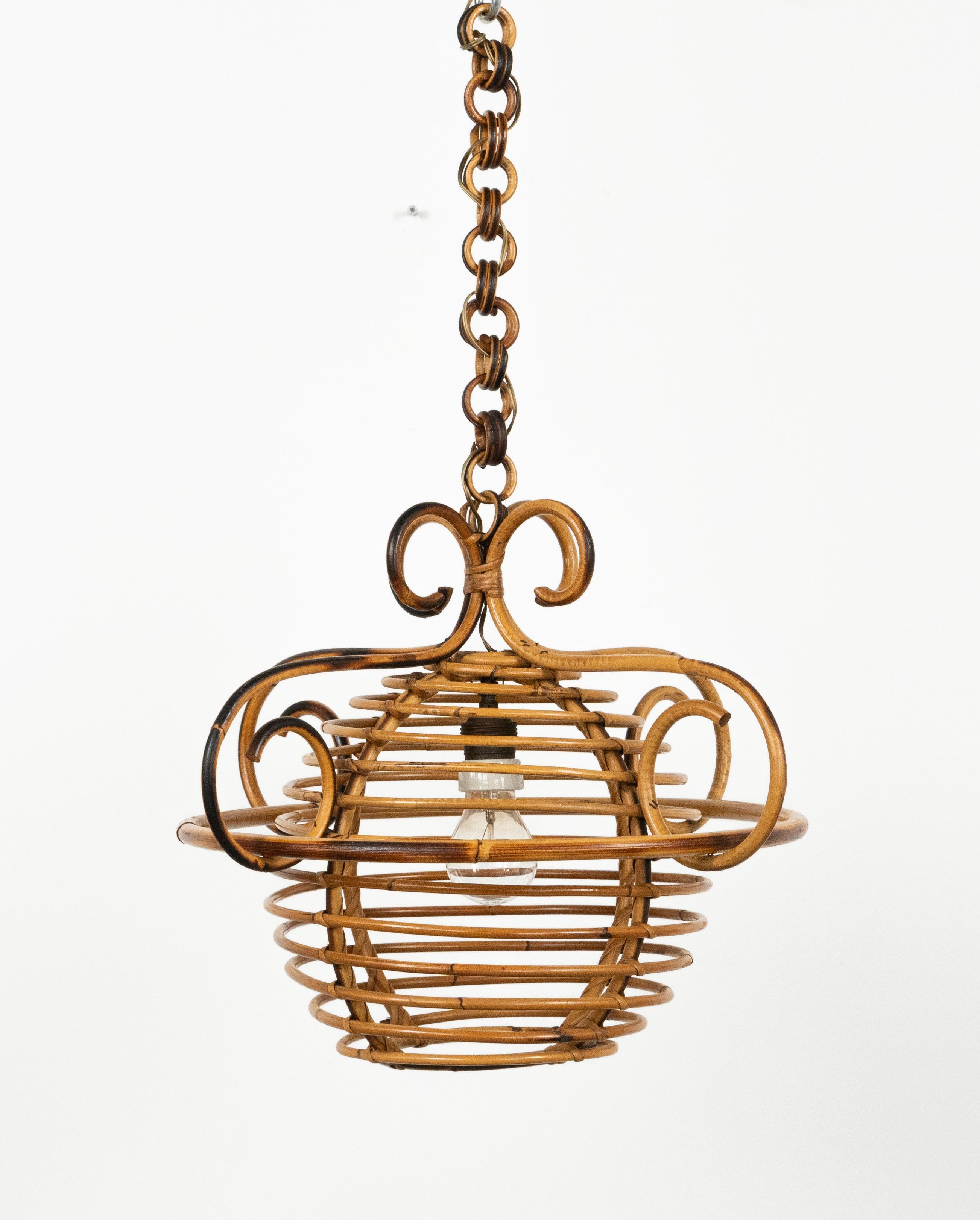 Araña de bambú y ratán de mediados de siglo Estilo Louis Sognot, Italia Años 60 en venta 1