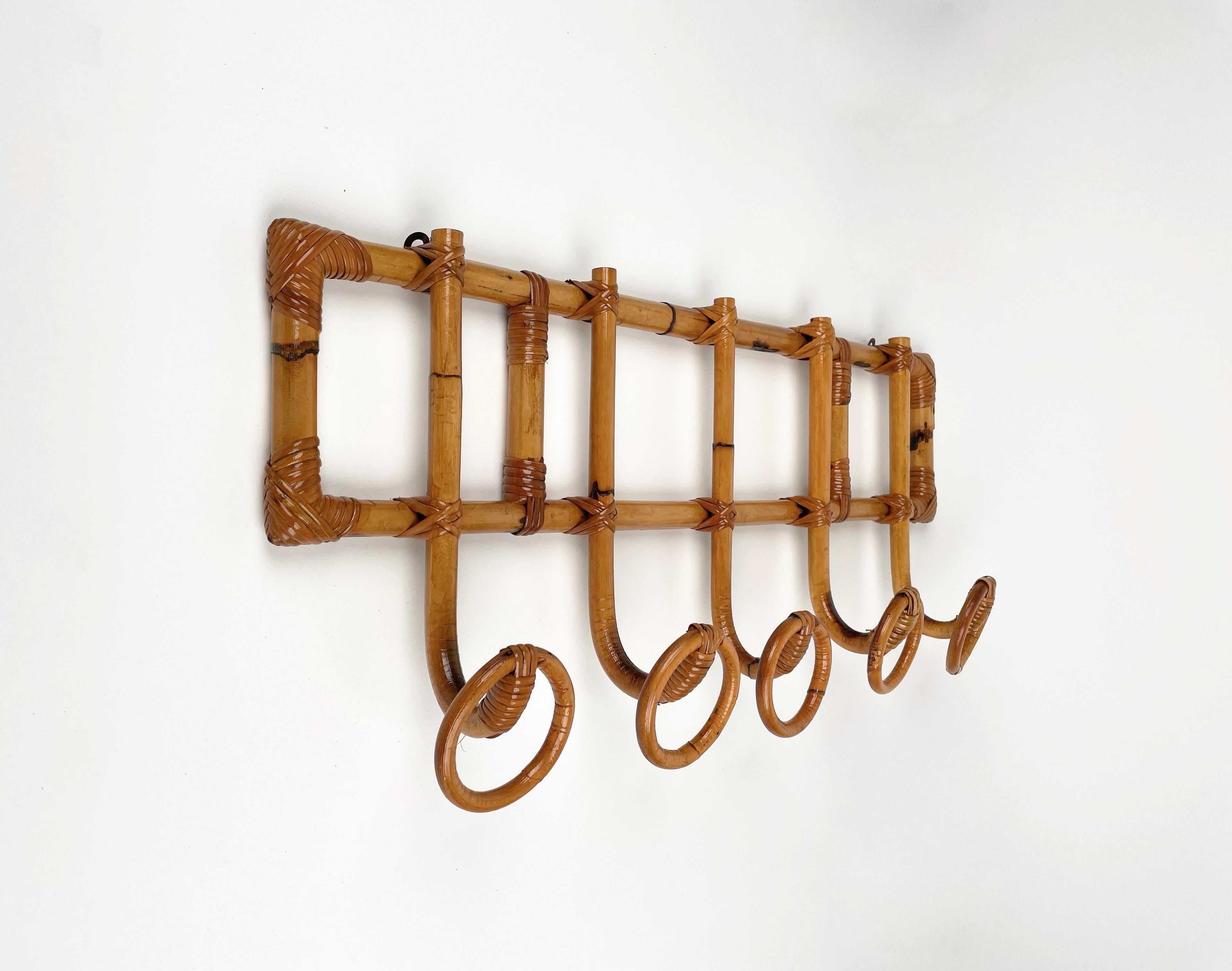 Rectangular coat hanger rack in bamboo and rattan featuring five circular hooks.

Made in Italy in the 1960s.