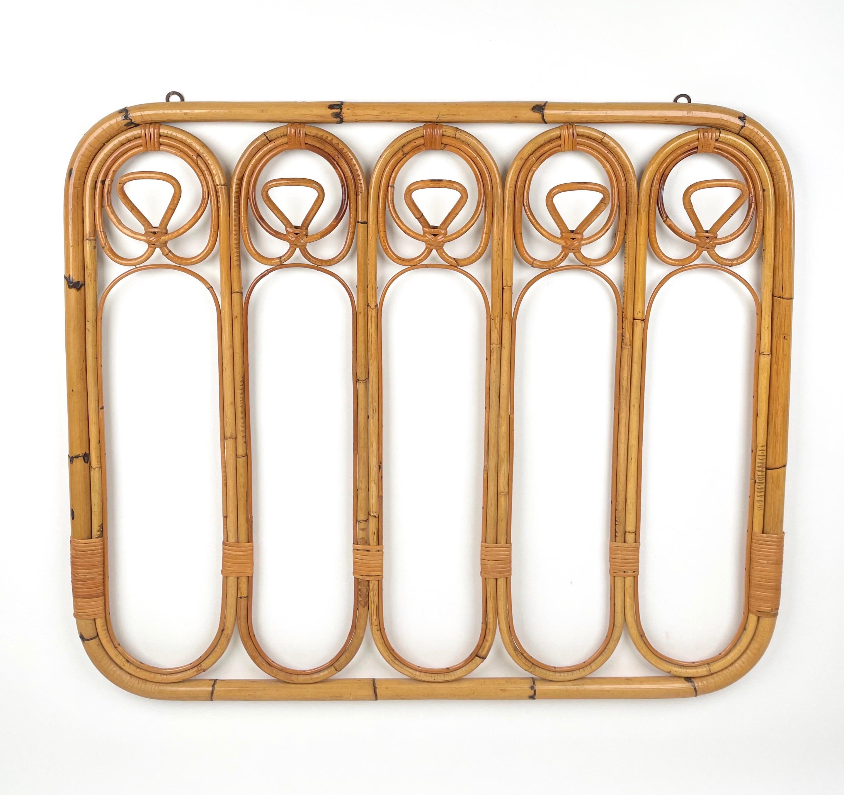 Big rectangular coat hanger with rounded corners in bamboo and rattan featuring five hooks. 

Made in Italy in the 1960s.