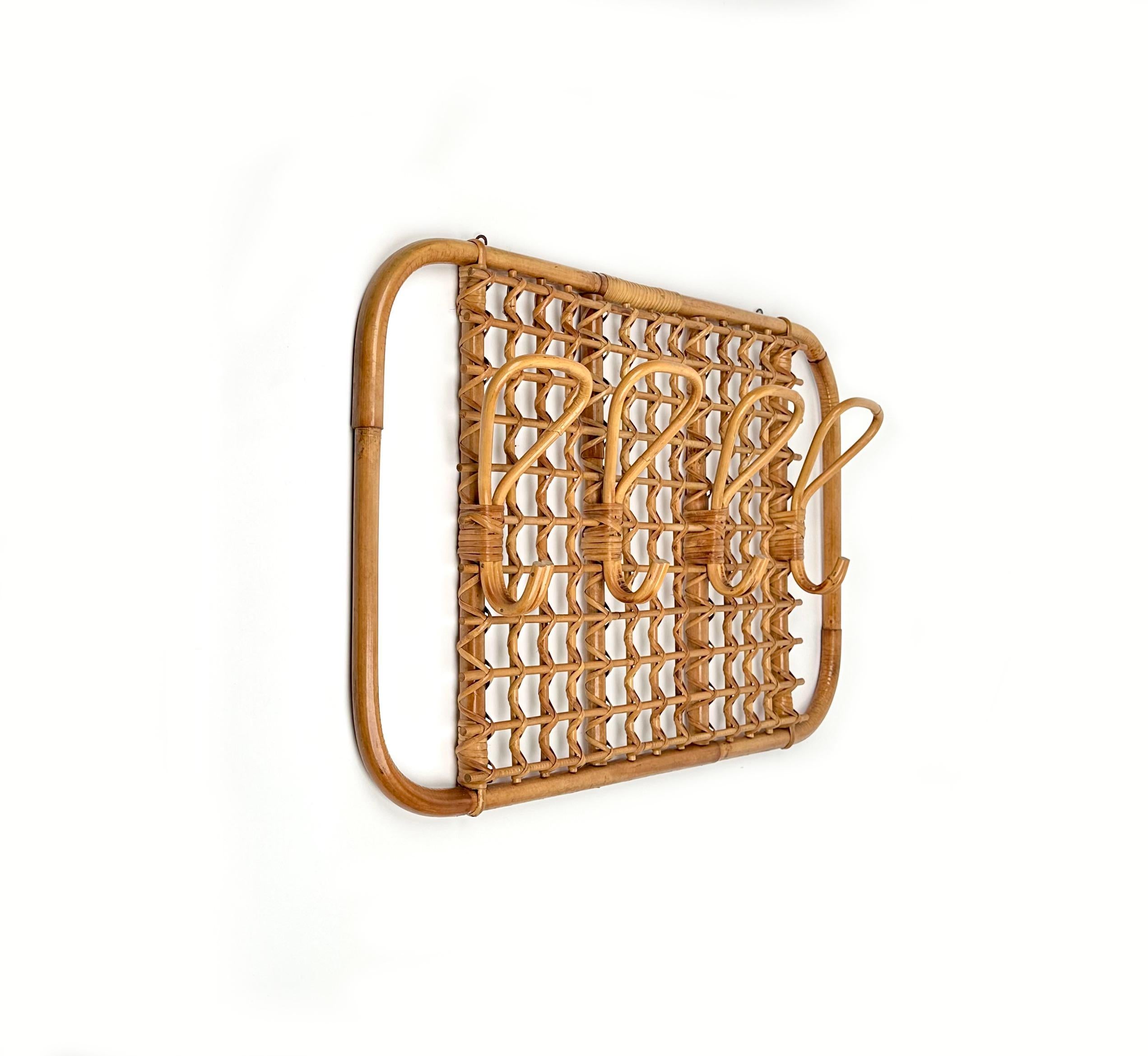 Rectangular coat hanger with rounded corners in bamboo and rattan featuring four hooks. 

Made in Italy in the 1970s.