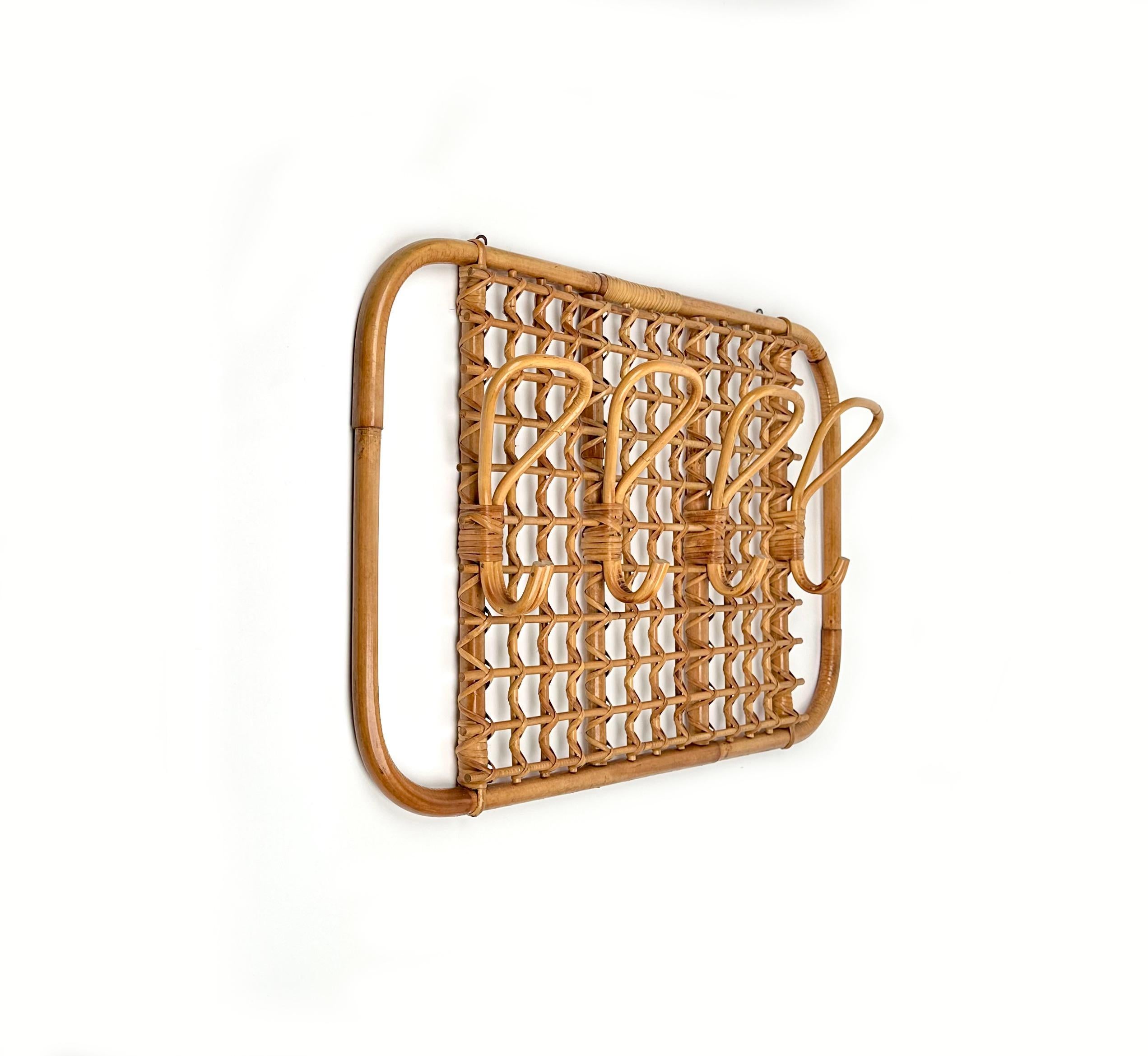 Appendiabiti rettangolare con angoli arrotondati in bambù e rattan con quattro ganci. 

Realizzato in Italia negli anni '70.