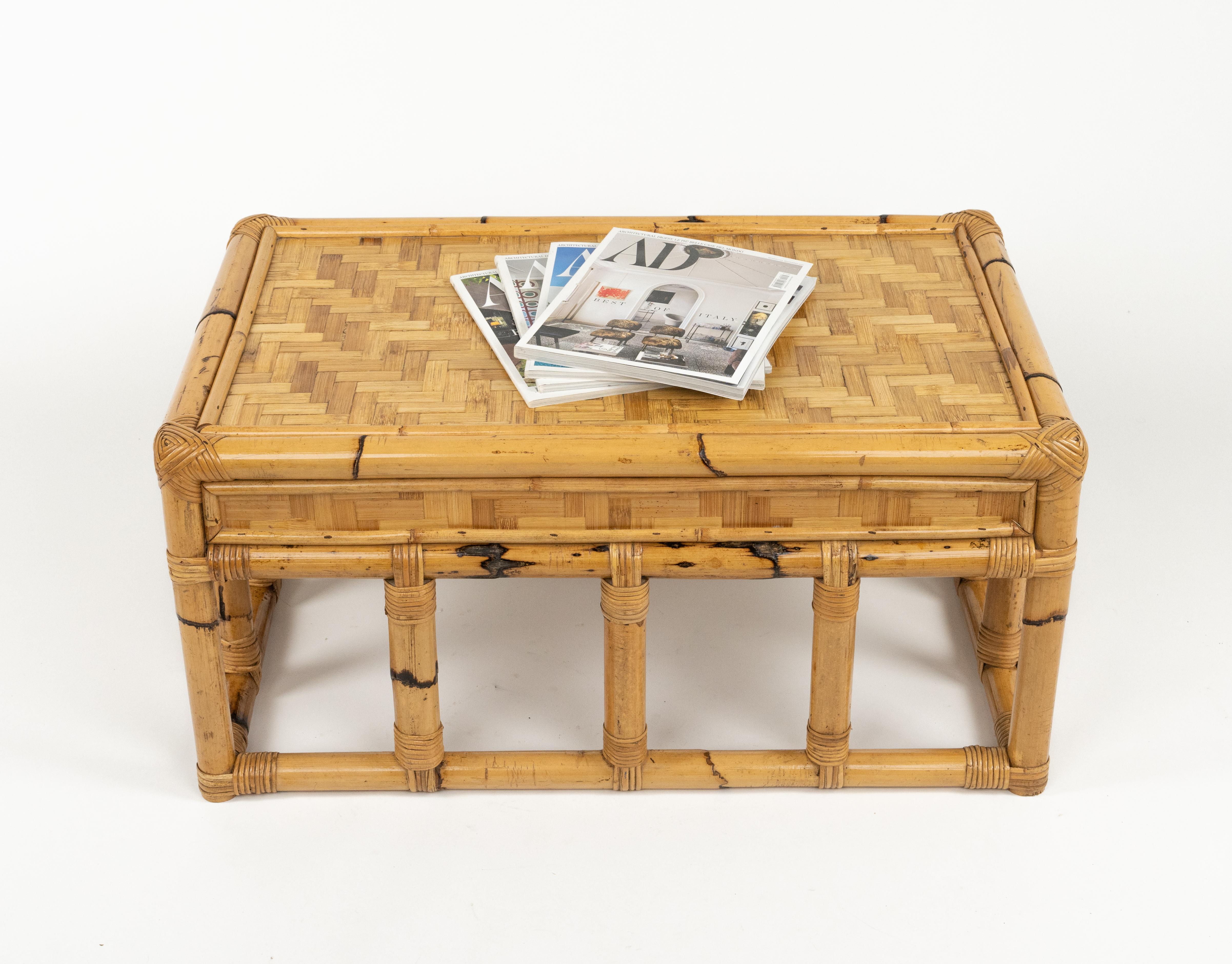 Table basse du milieu du siècle dernier en bambou et rotin style Vivai Del Sud, Italie 1970 en vente 3
