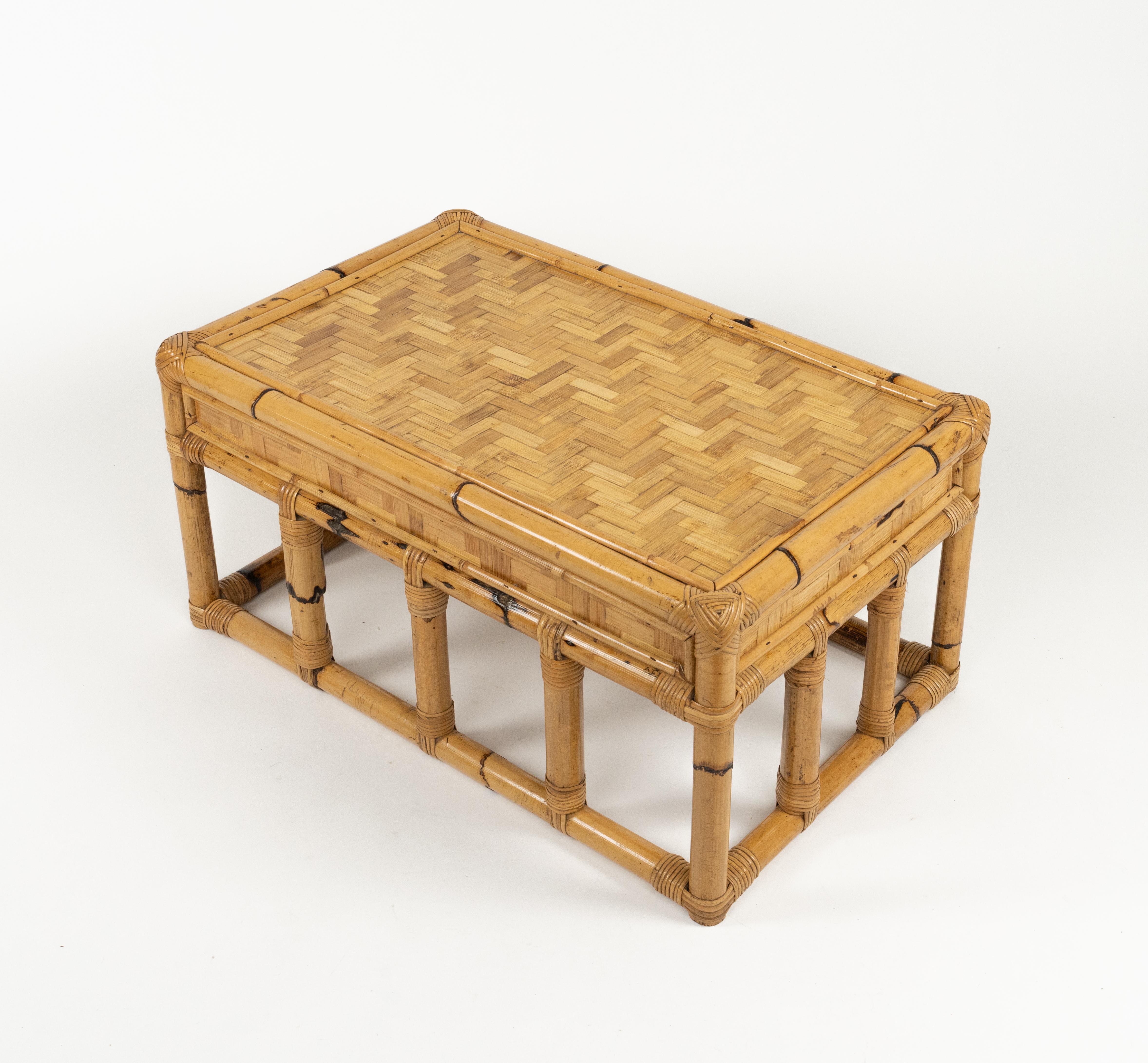 Table basse du milieu du siècle dernier en bambou et rotin style Vivai Del Sud, Italie 1970 en vente 9