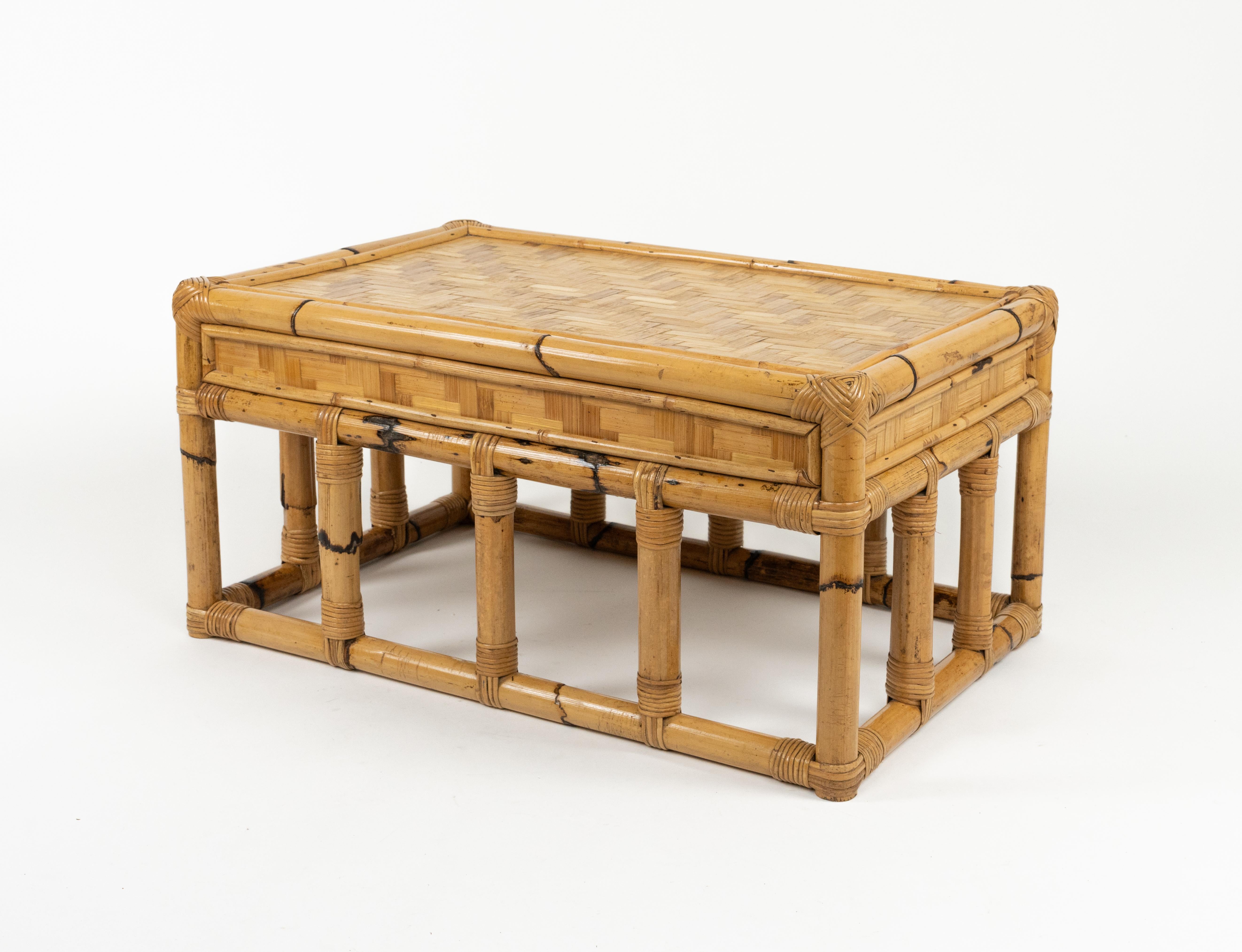 Table basse du milieu du siècle dernier en bambou et rotin style Vivai Del Sud, Italie 1970 en vente 10