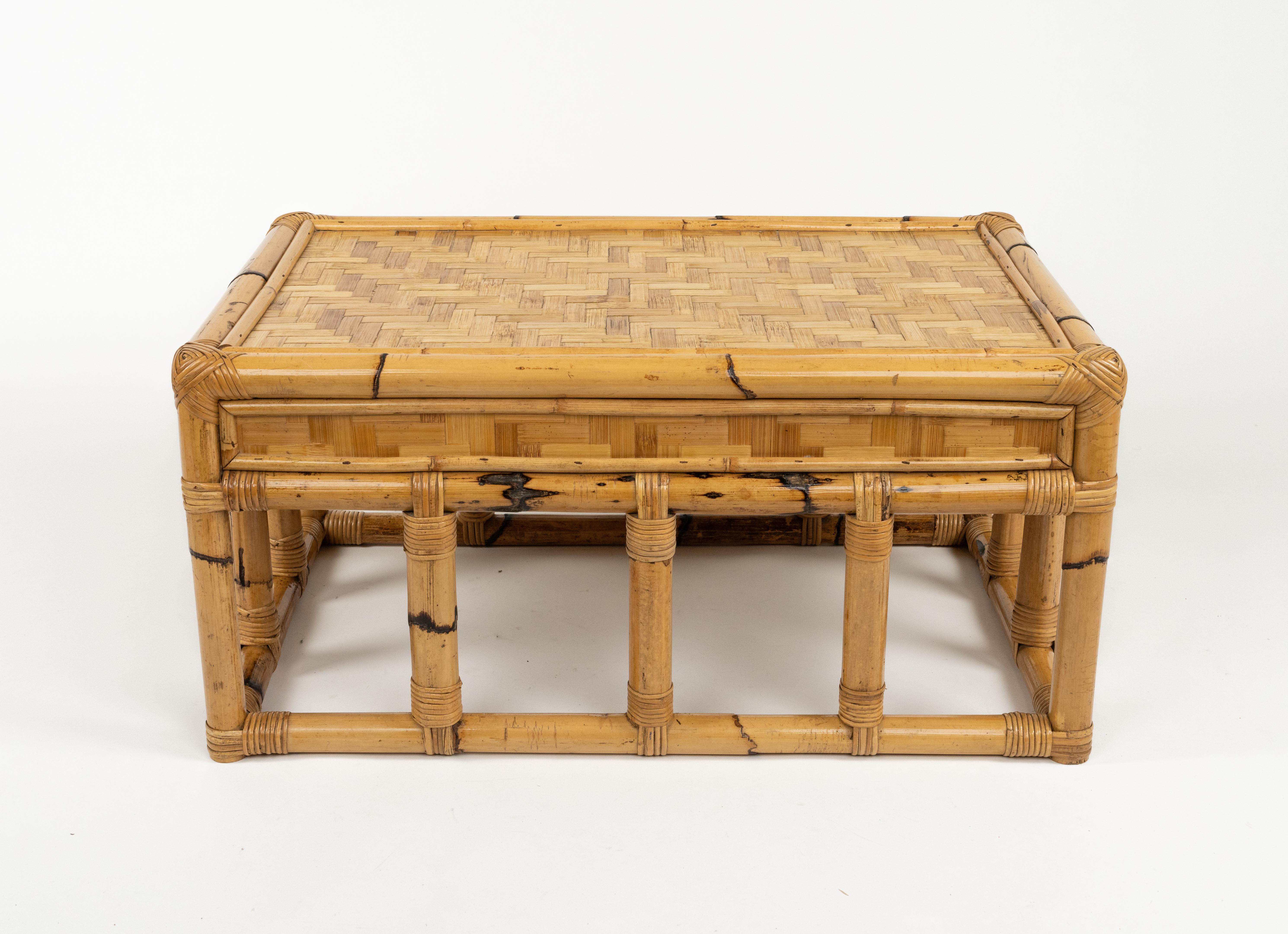 Table basse du milieu du siècle dernier en bambou et rotin style Vivai Del Sud, Italie 1970 en vente 11