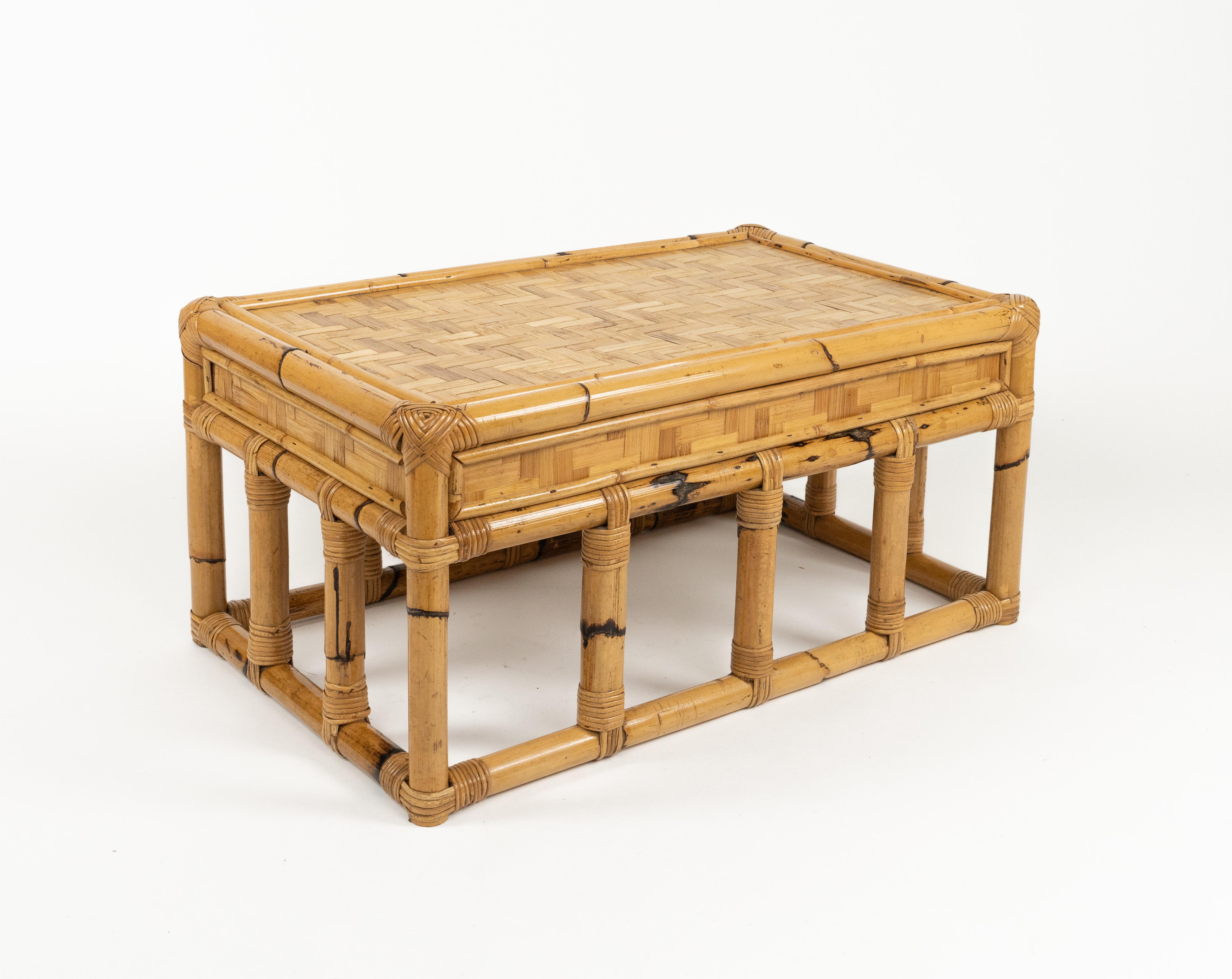 Magnifique table basse rectangulaire en bambou et rotin dans le style de Vivai Del Sud.

Fabriqué en Italie dans les années 1970.

Vivai del sud, Gabriella Crespi et Arpex étaient les trois principaux studios de design de l'Italie des années 1970