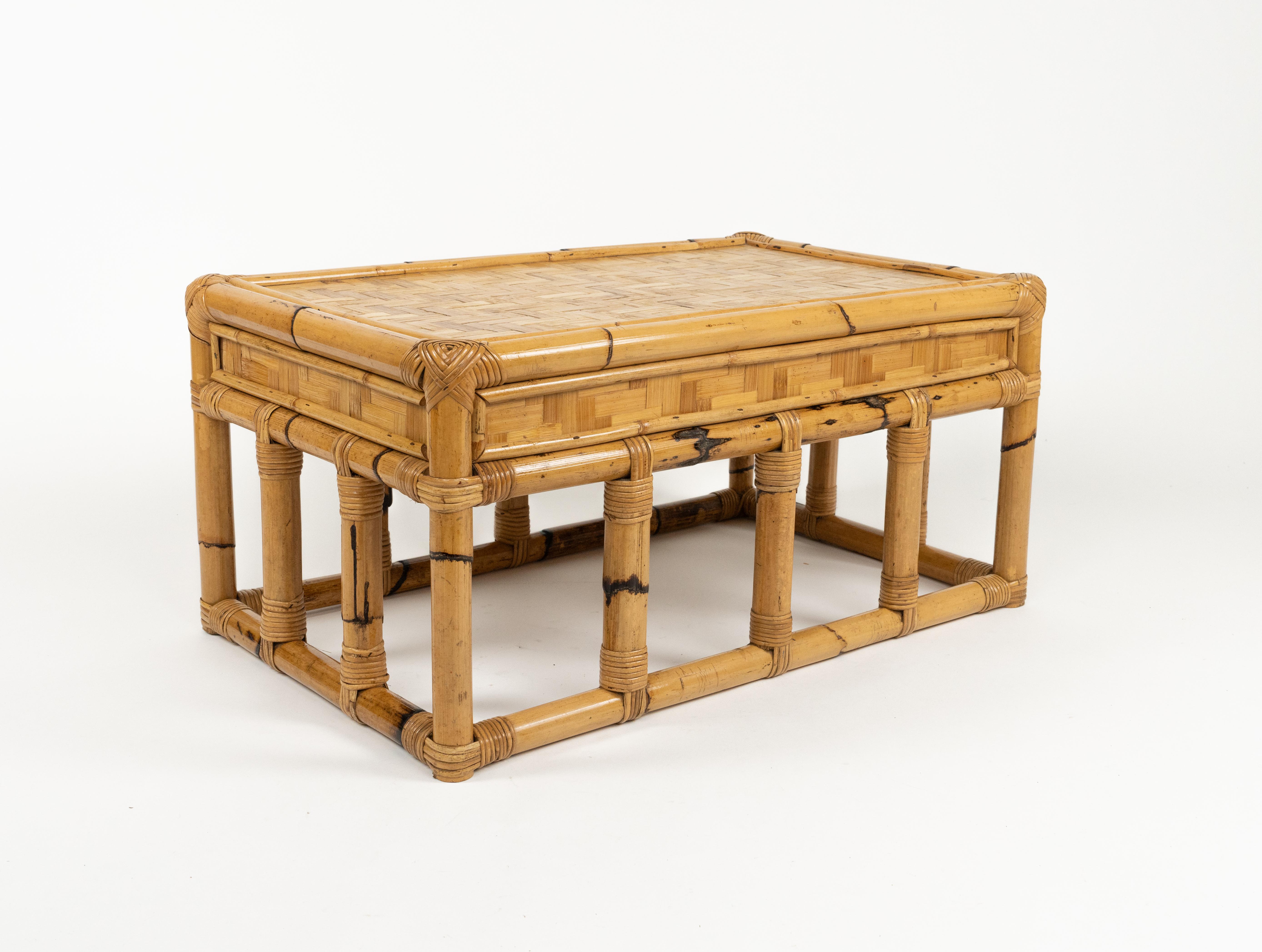 italien Table basse du milieu du siècle dernier en bambou et rotin style Vivai Del Sud, Italie 1970 en vente