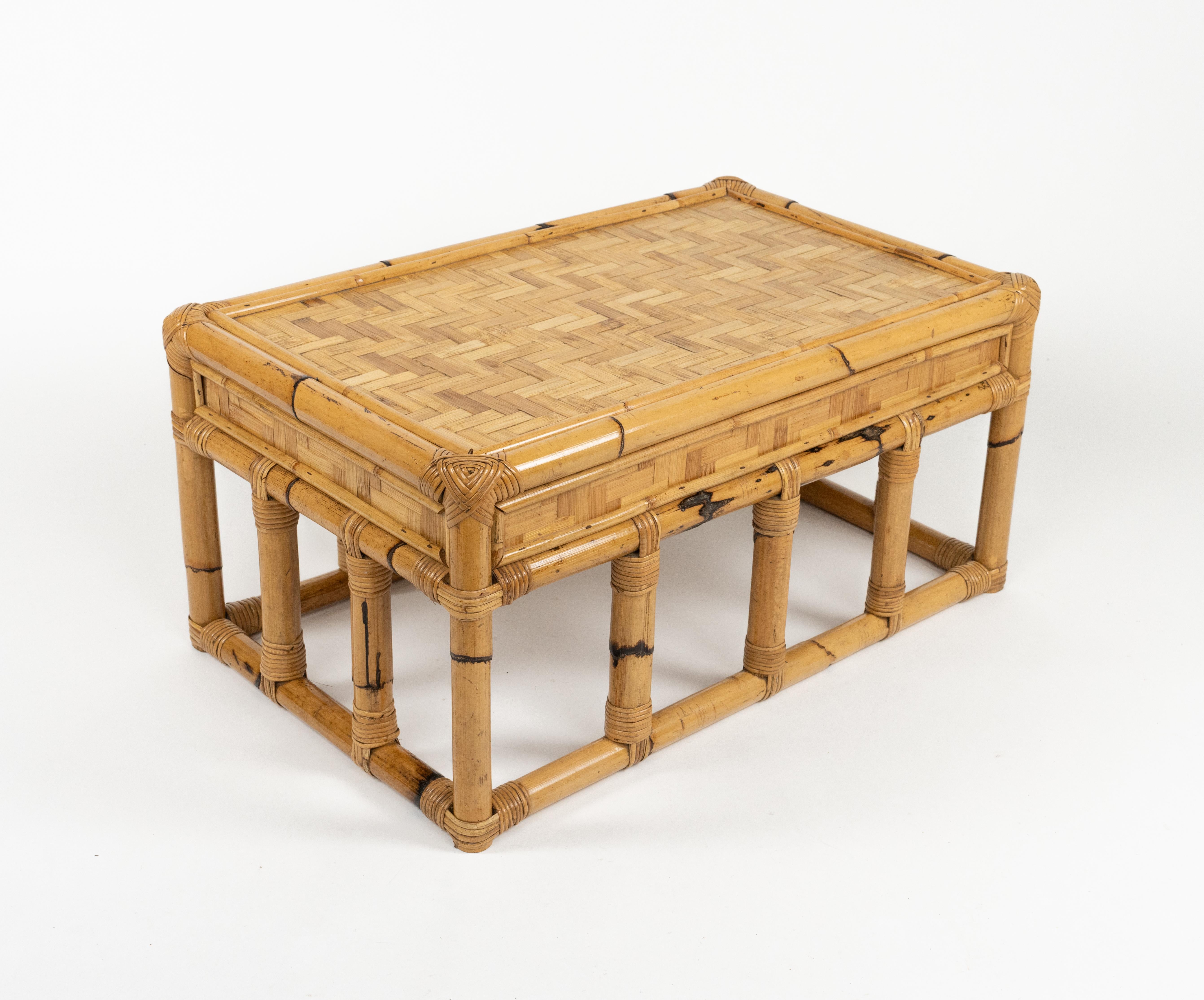 Table basse du milieu du siècle dernier en bambou et rotin style Vivai Del Sud, Italie 1970 Bon état - En vente à Rome, IT