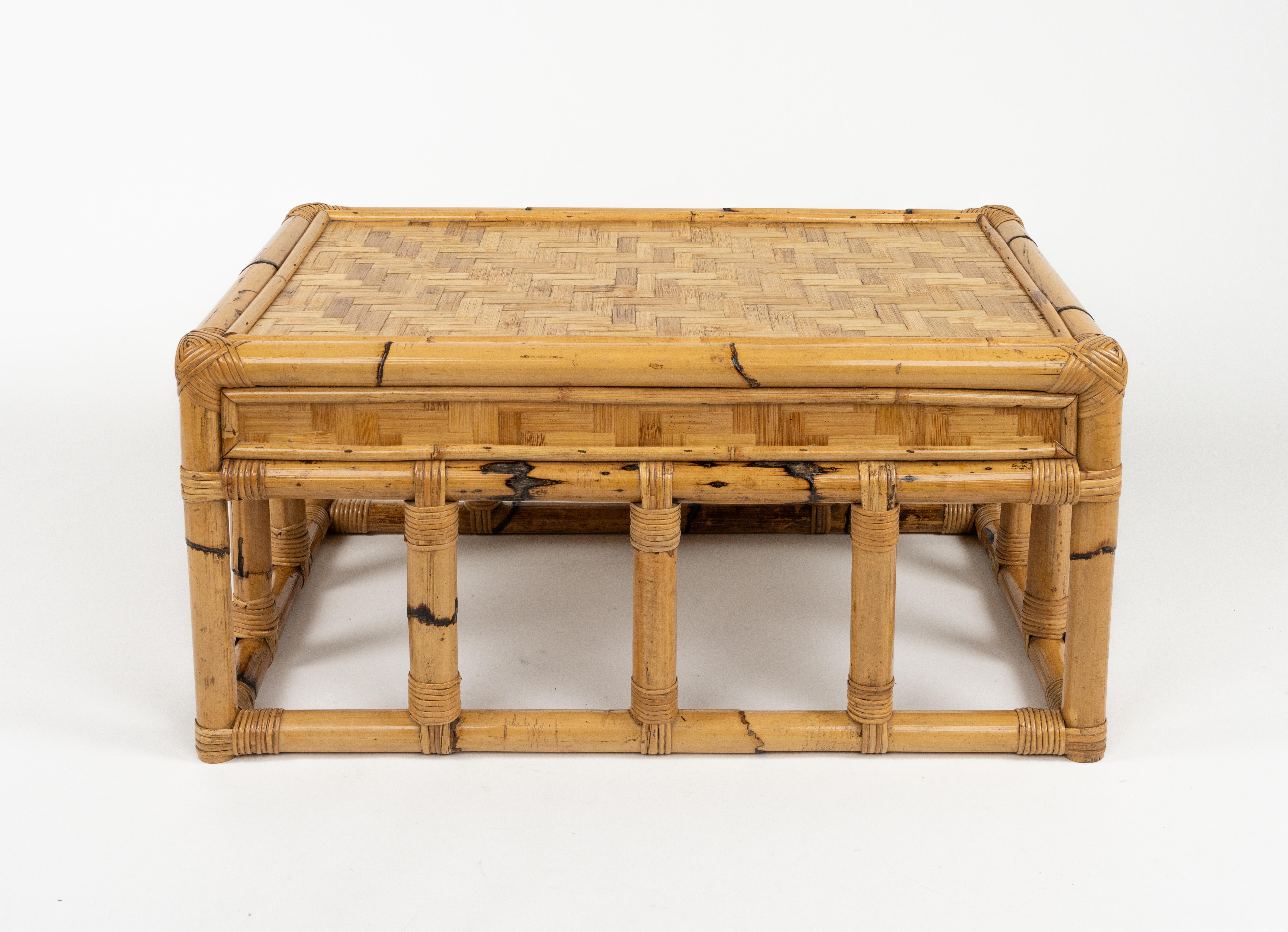 Bambou Table basse du milieu du siècle dernier en bambou et rotin style Vivai Del Sud, Italie 1970 en vente