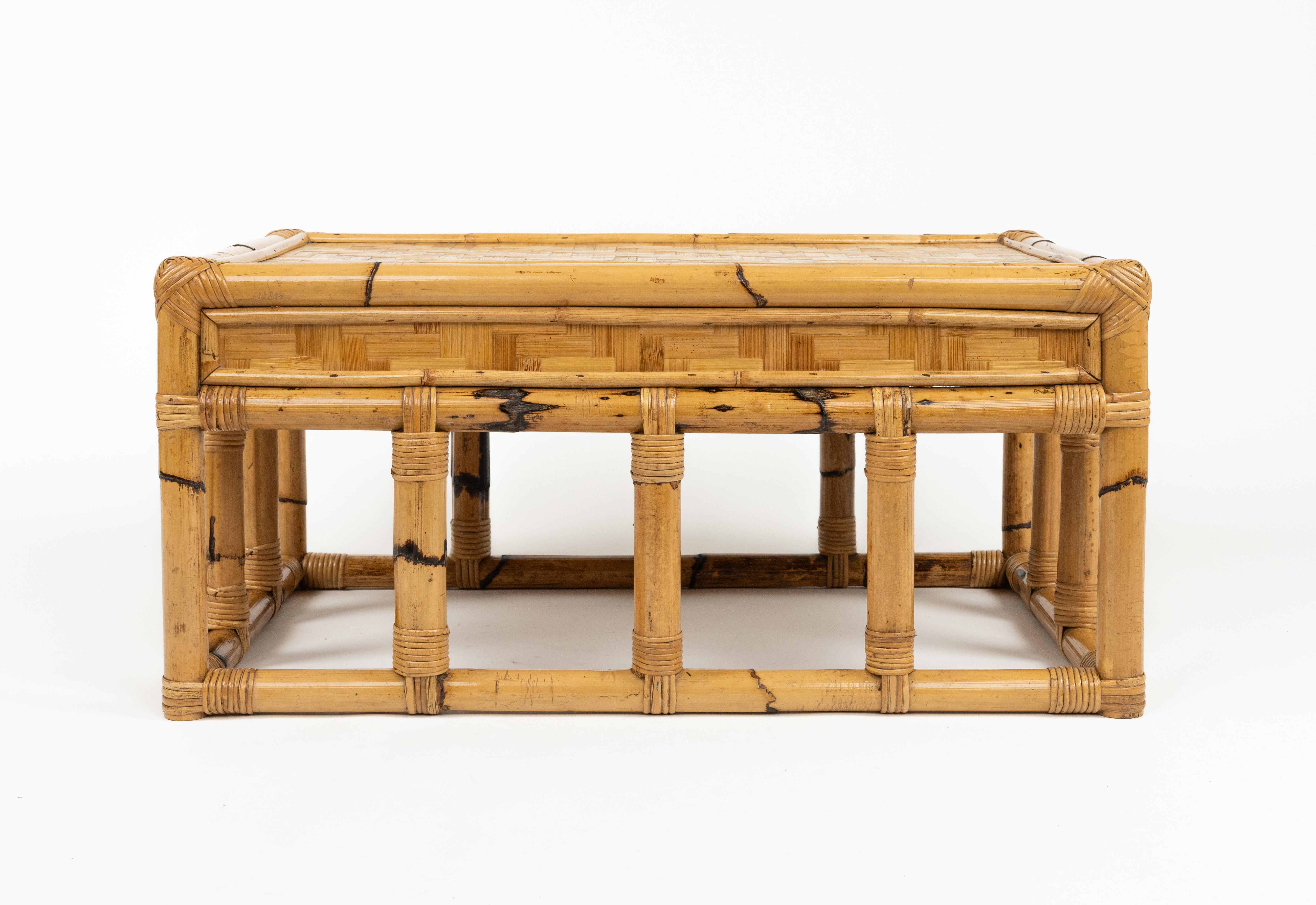 Table basse du milieu du siècle dernier en bambou et rotin style Vivai Del Sud, Italie 1970 en vente 2