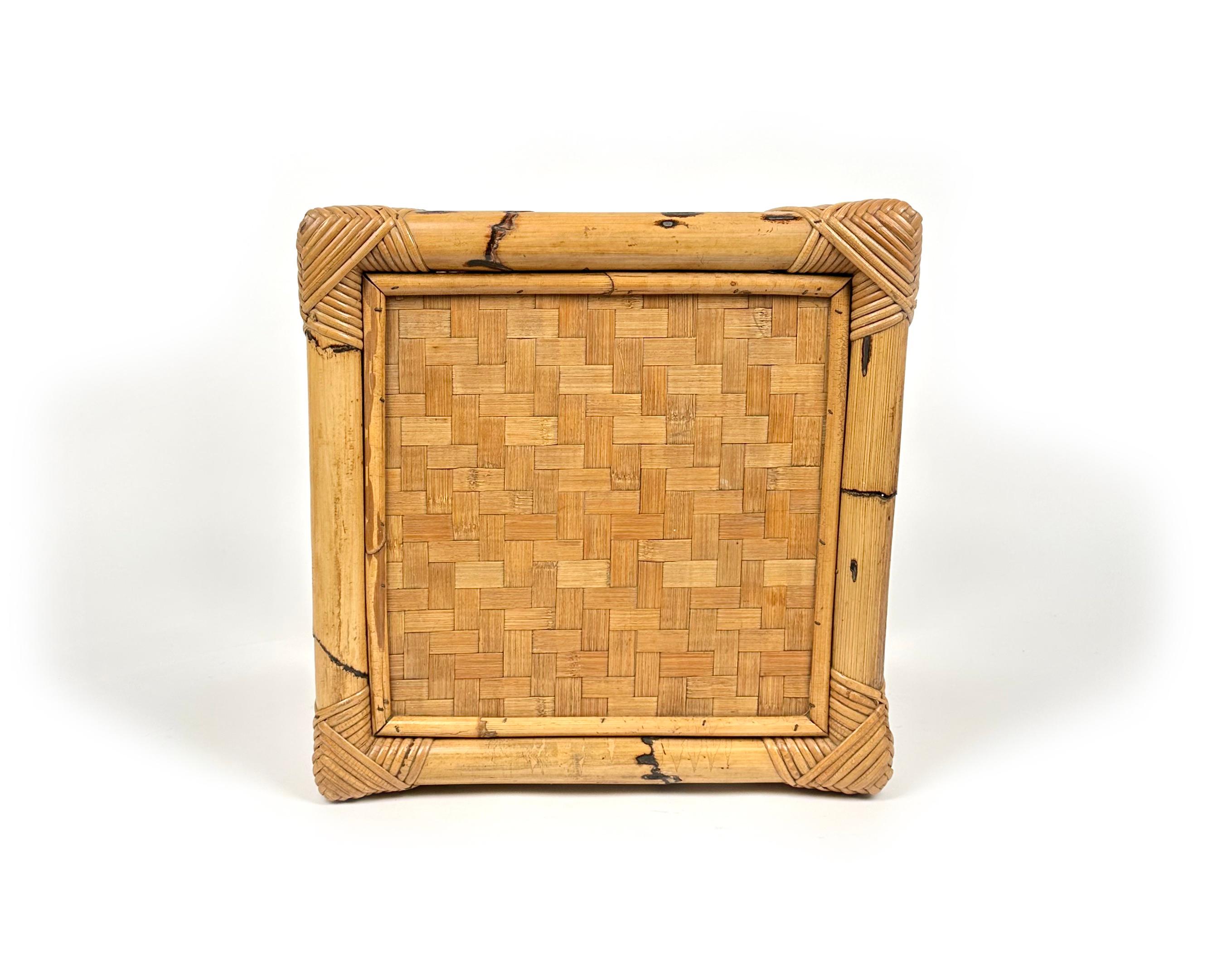 Table d'appoint cubique en bambou et rotin du milieu du siècle, Italie, 1970 en vente 5