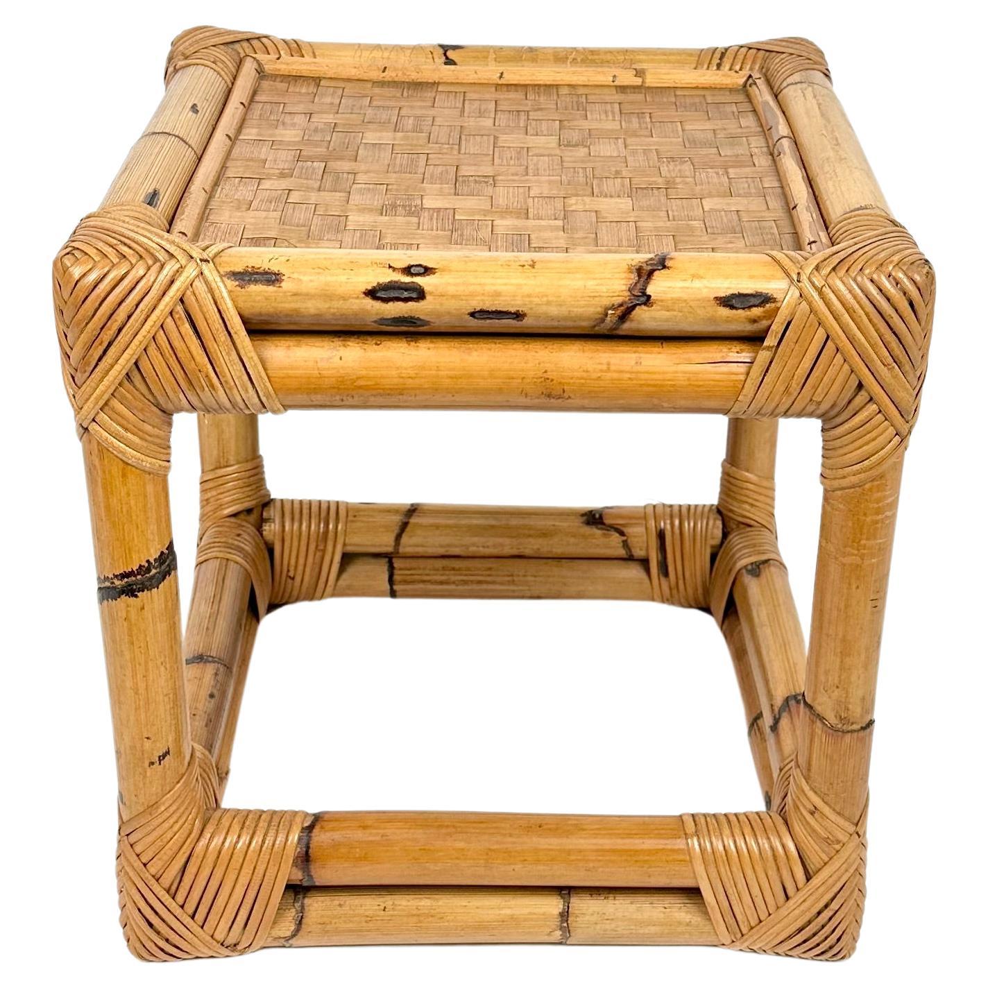Table d'appoint cubique du milieu du siècle en bambou et rotin.

Les coins sont attachés ensemble et protégés par des brins de rotin.


Fabriqué en Italie dans les années 1970.