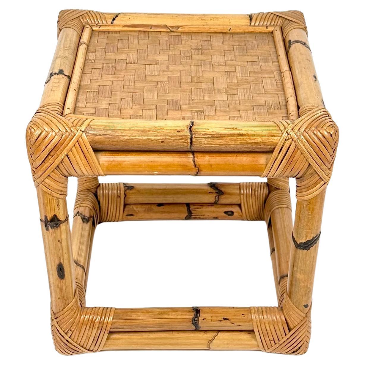 Mid-Century Modern Table d'appoint cubique en bambou et rotin du milieu du siècle, Italie, 1970 en vente