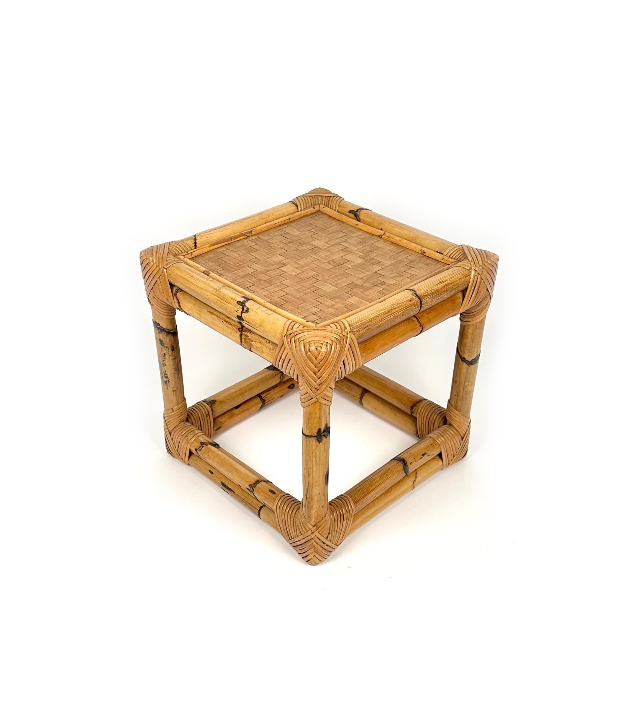 italien Table d'appoint cubique en bambou et rotin du milieu du siècle, Italie, 1970 en vente