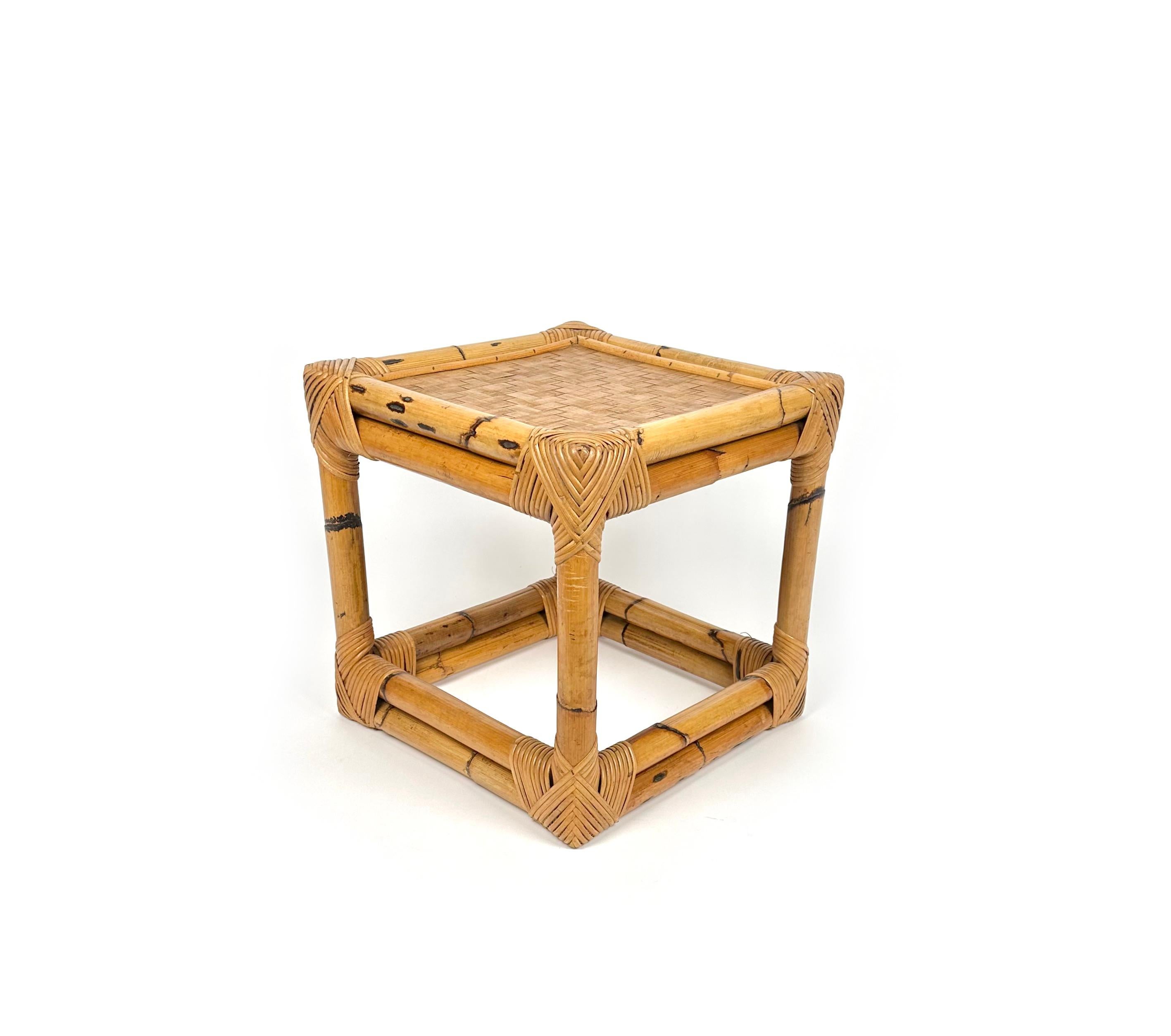 Table d'appoint cubique en bambou et rotin du milieu du siècle, Italie, 1970 Bon état - En vente à Rome, IT