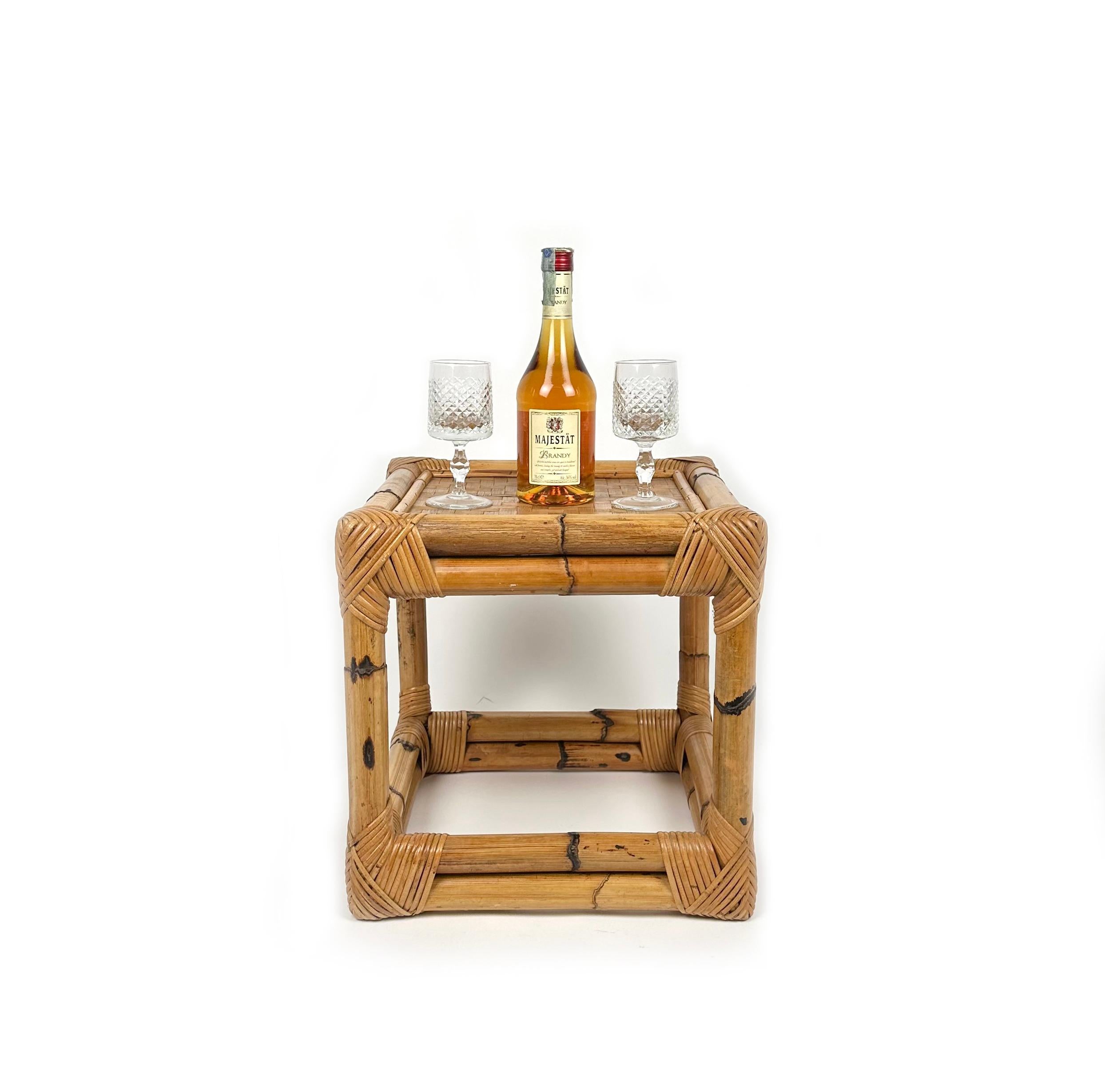 Bambou Table d'appoint cubique en bambou et rotin du milieu du siècle, Italie, 1970 en vente