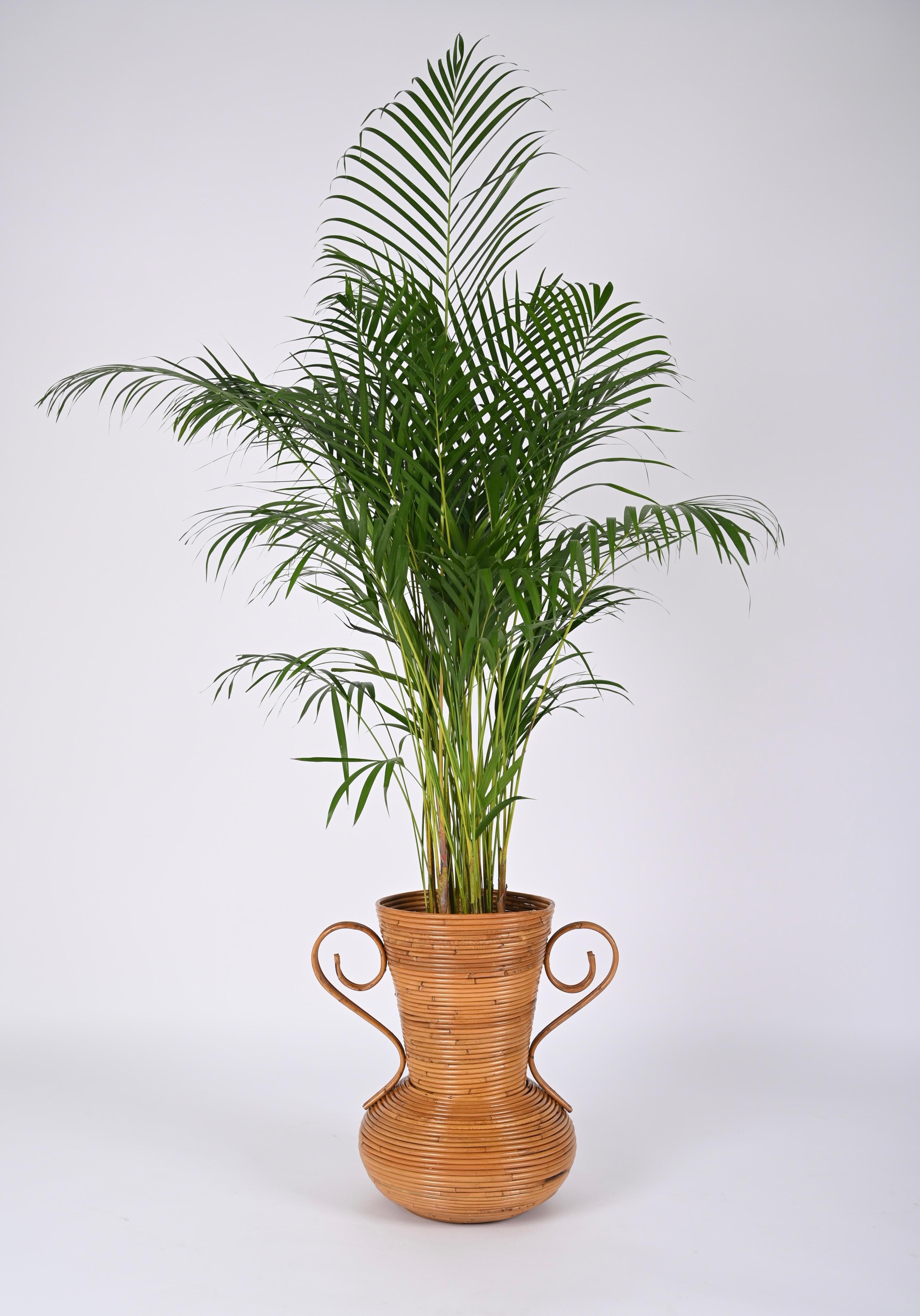Splendido vaso decorativo di metà secolo in bambù e rattan. Questo bellissimo pezzo è stato prodotto da Vivai del Sud in Italia negli anni Settanta.

Questo grande vaso ad anfora, che può essere utilizzato anche come portabacchette, è interamente