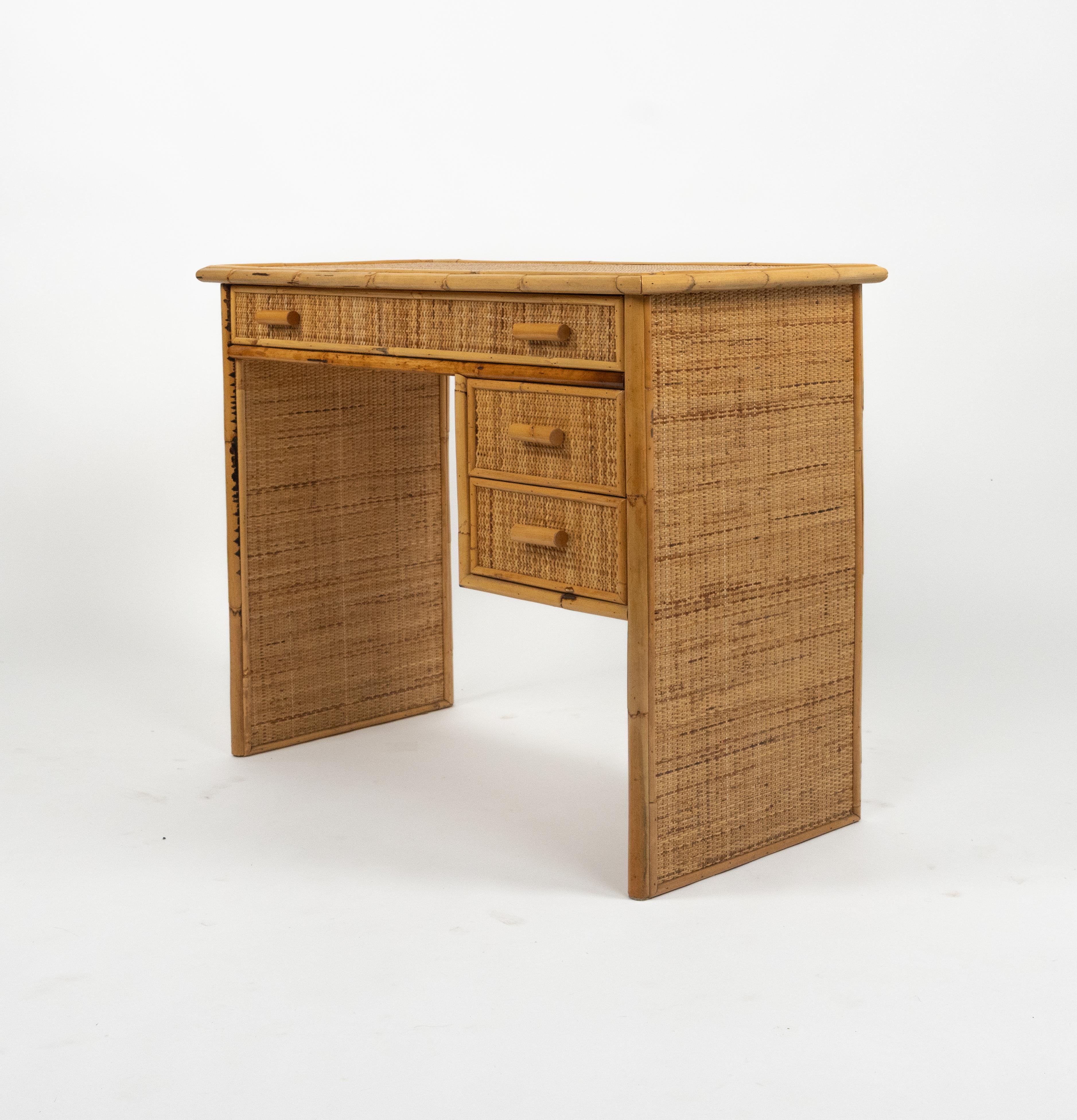Midcentury Bamboo and Rattan Desk Writing Table with Drawers, Italy 1970s in vendita 4