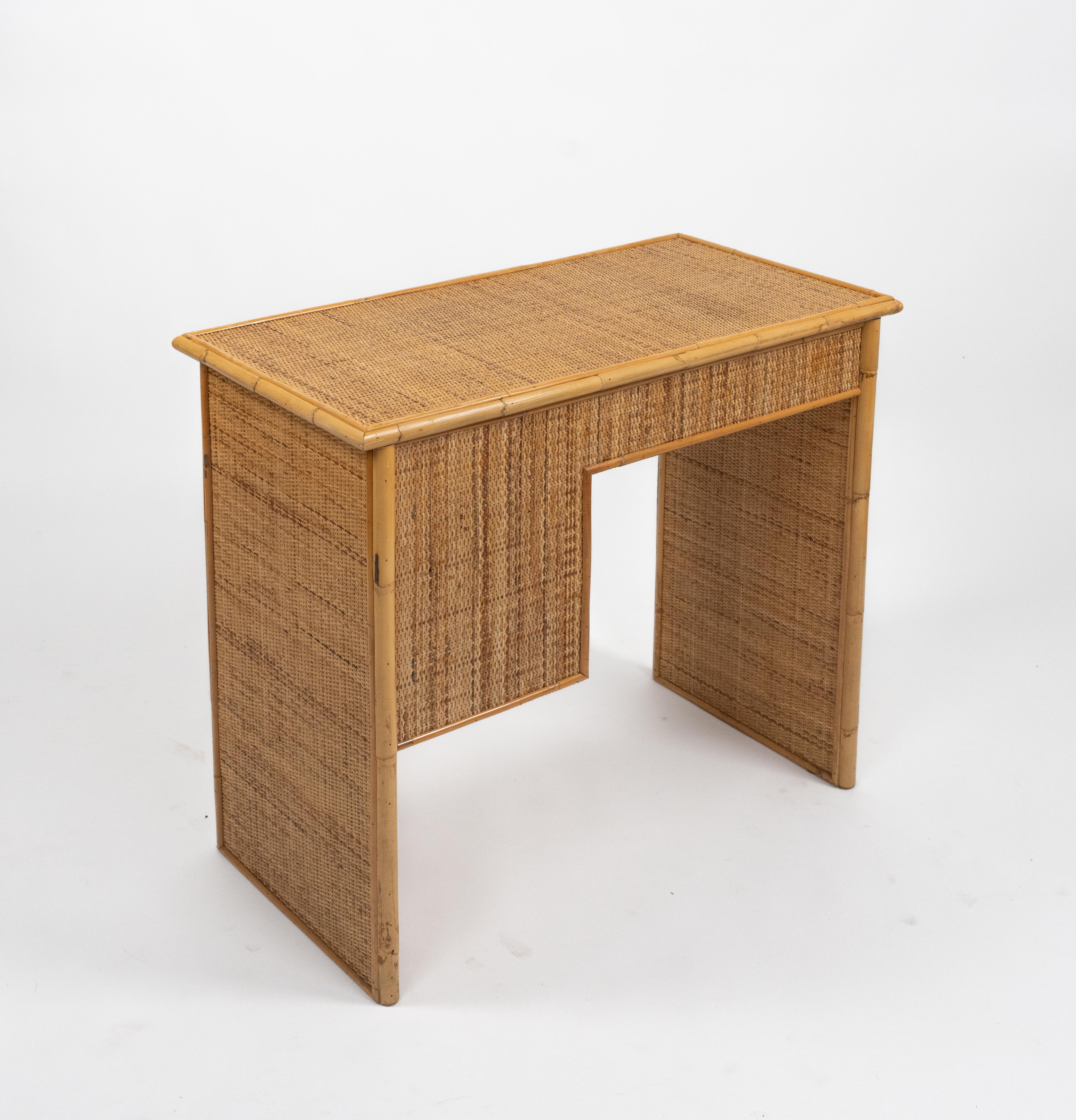 Midcentury Bamboo and Rattan Desk Writing Table with Drawers, Italy 1970s in vendita 5