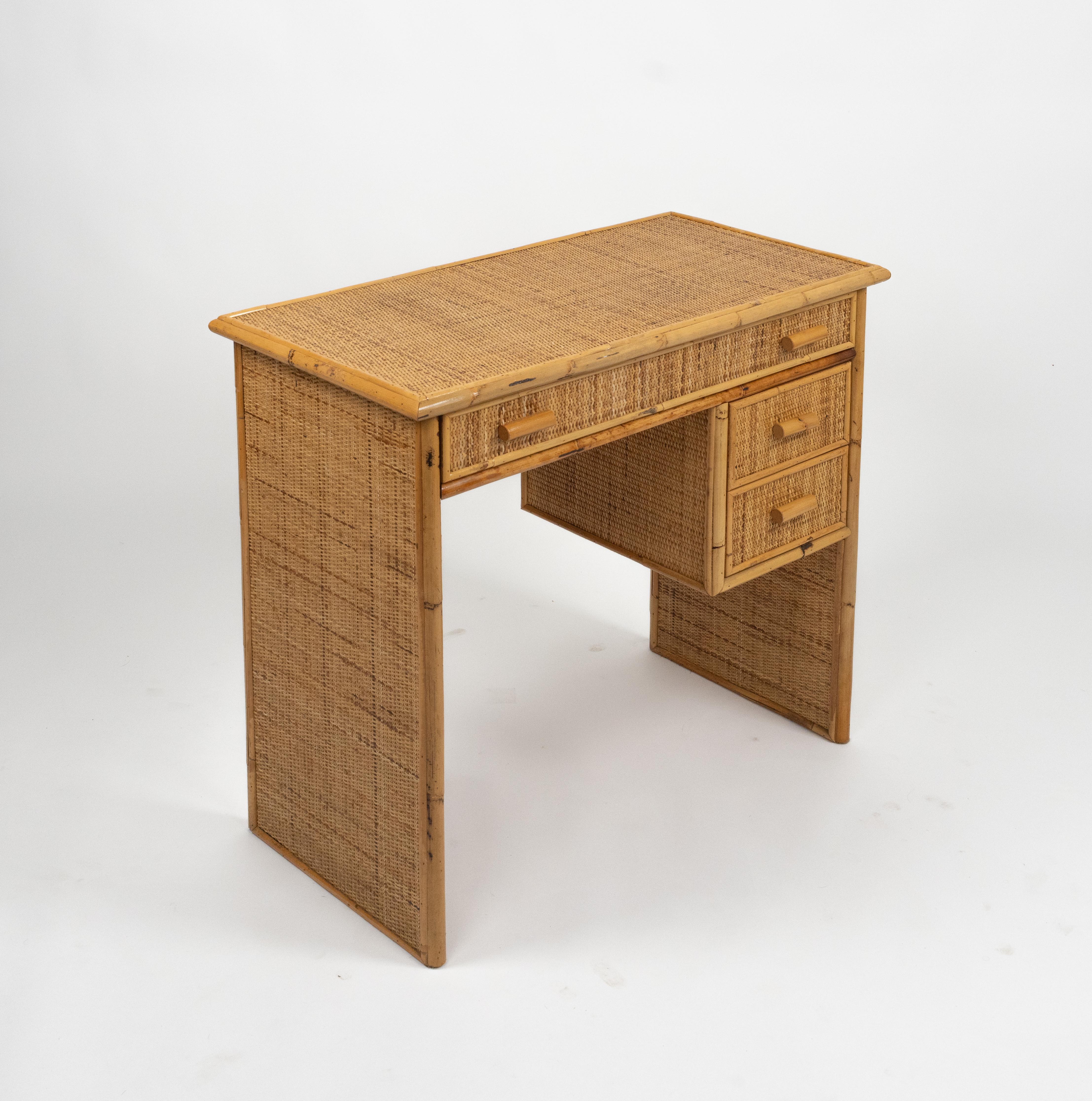Midcentury beautiful desk writing table with three drawers in bamboo, rattan and wicker in the style of Dal Vera.

Made in Italy in the 1970s.


