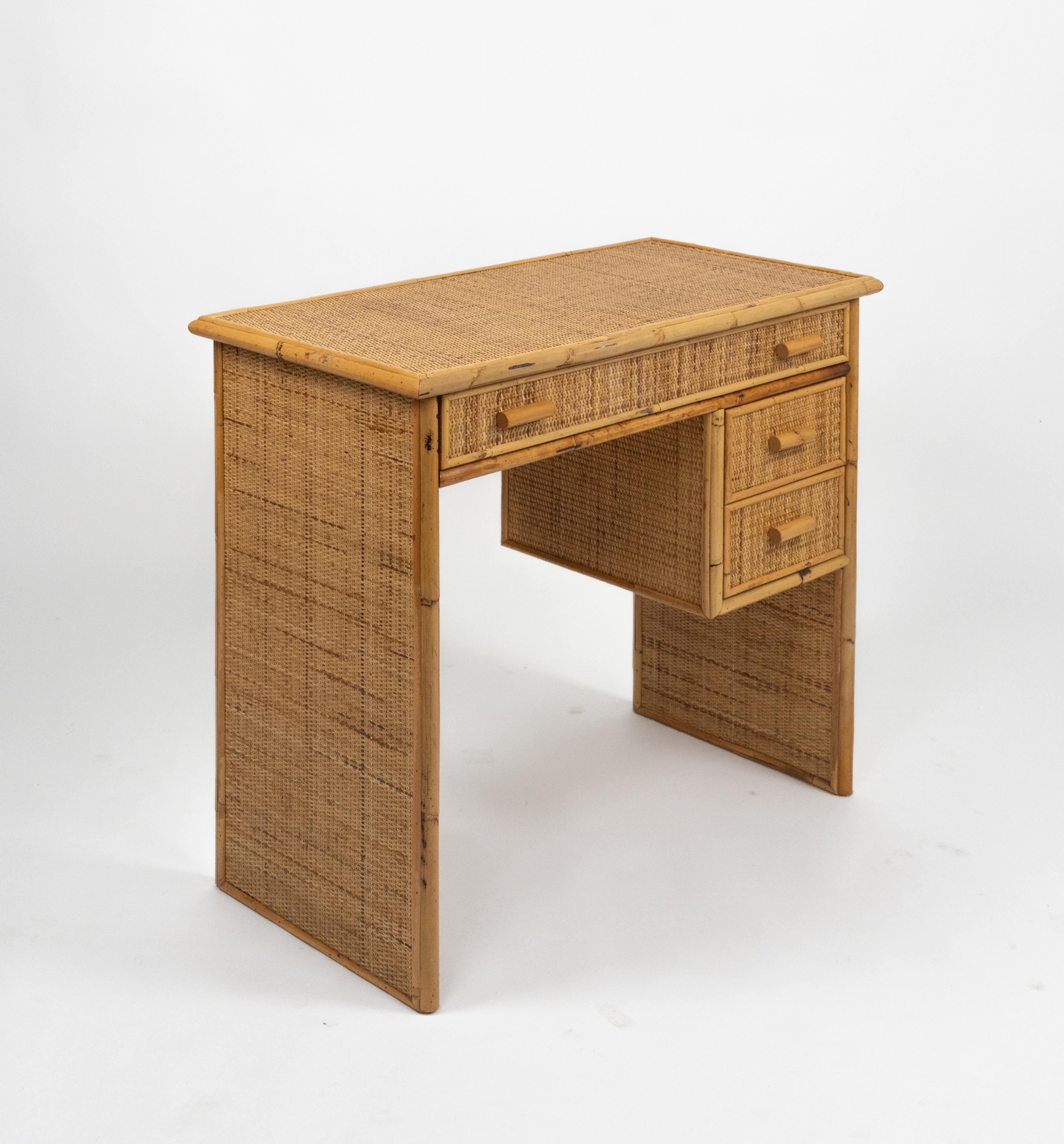 Italiano Midcentury Bamboo and Rattan Desk Writing Table with Drawers, Italy 1970s in vendita