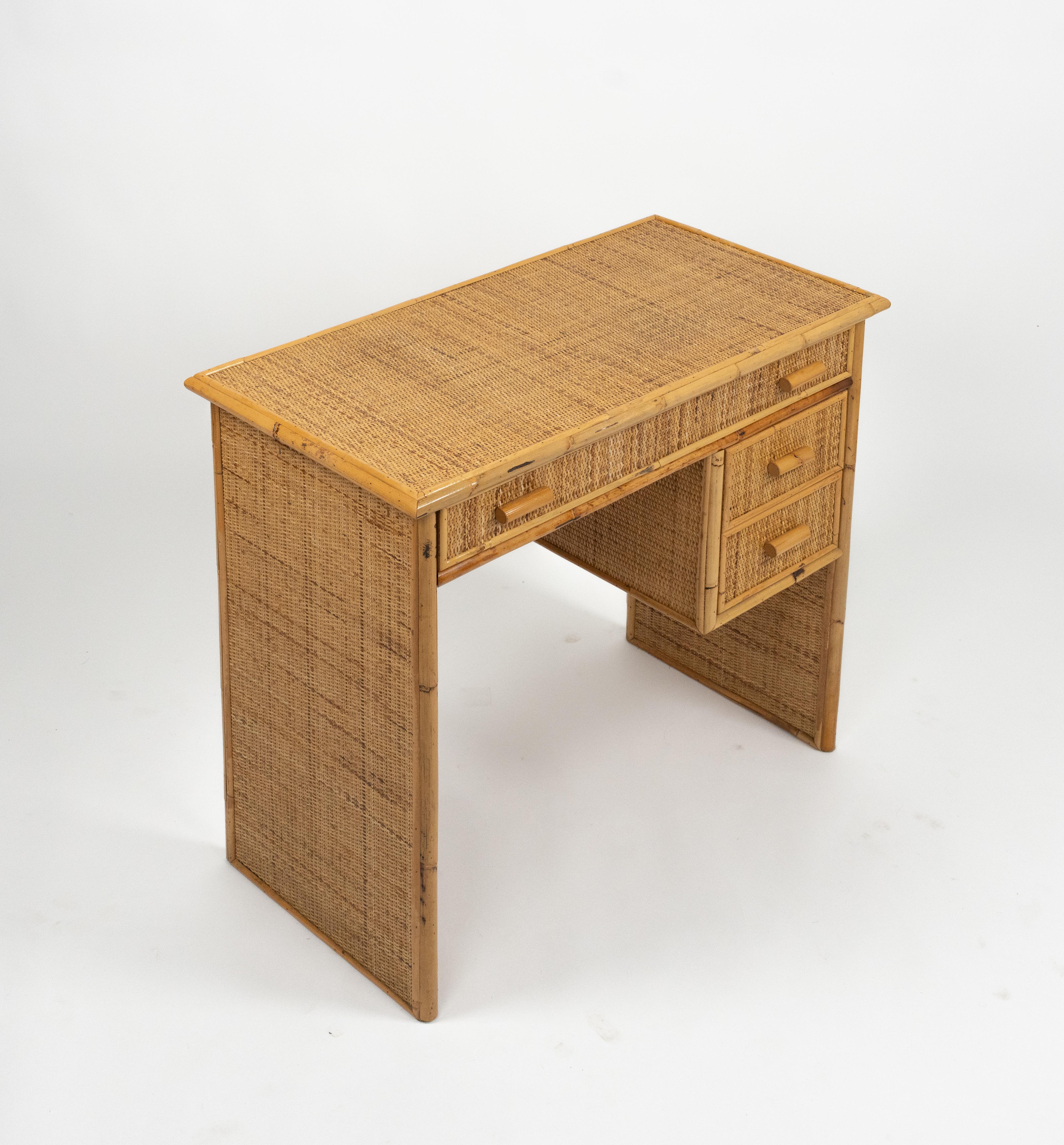 Midcentury Bamboo and Rattan Desk Writing Table with Drawers, Italy 1970s In condizioni buone in vendita a Rome, IT