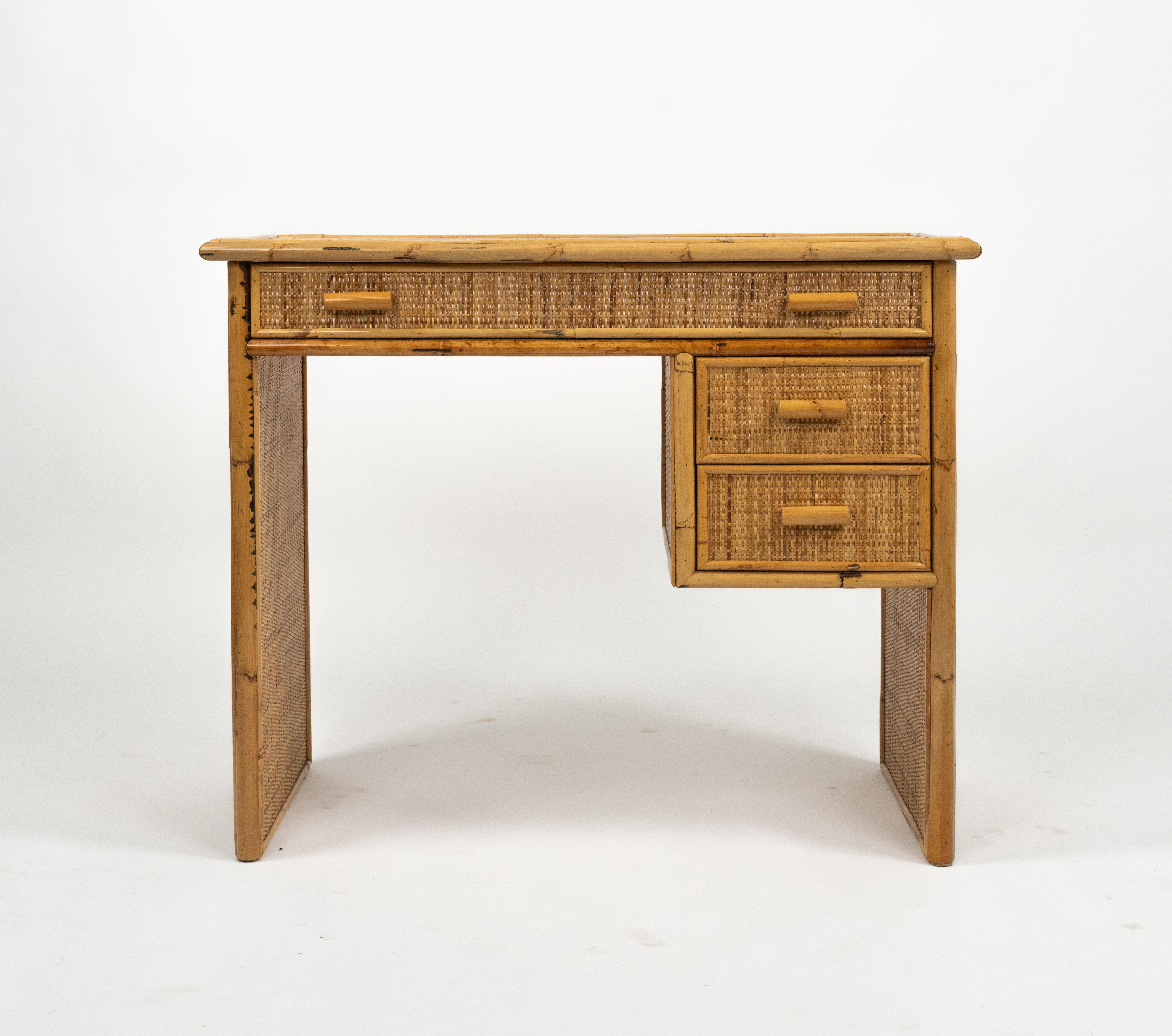 Bambù Midcentury Bamboo and Rattan Desk Writing Table with Drawers, Italy 1970s in vendita