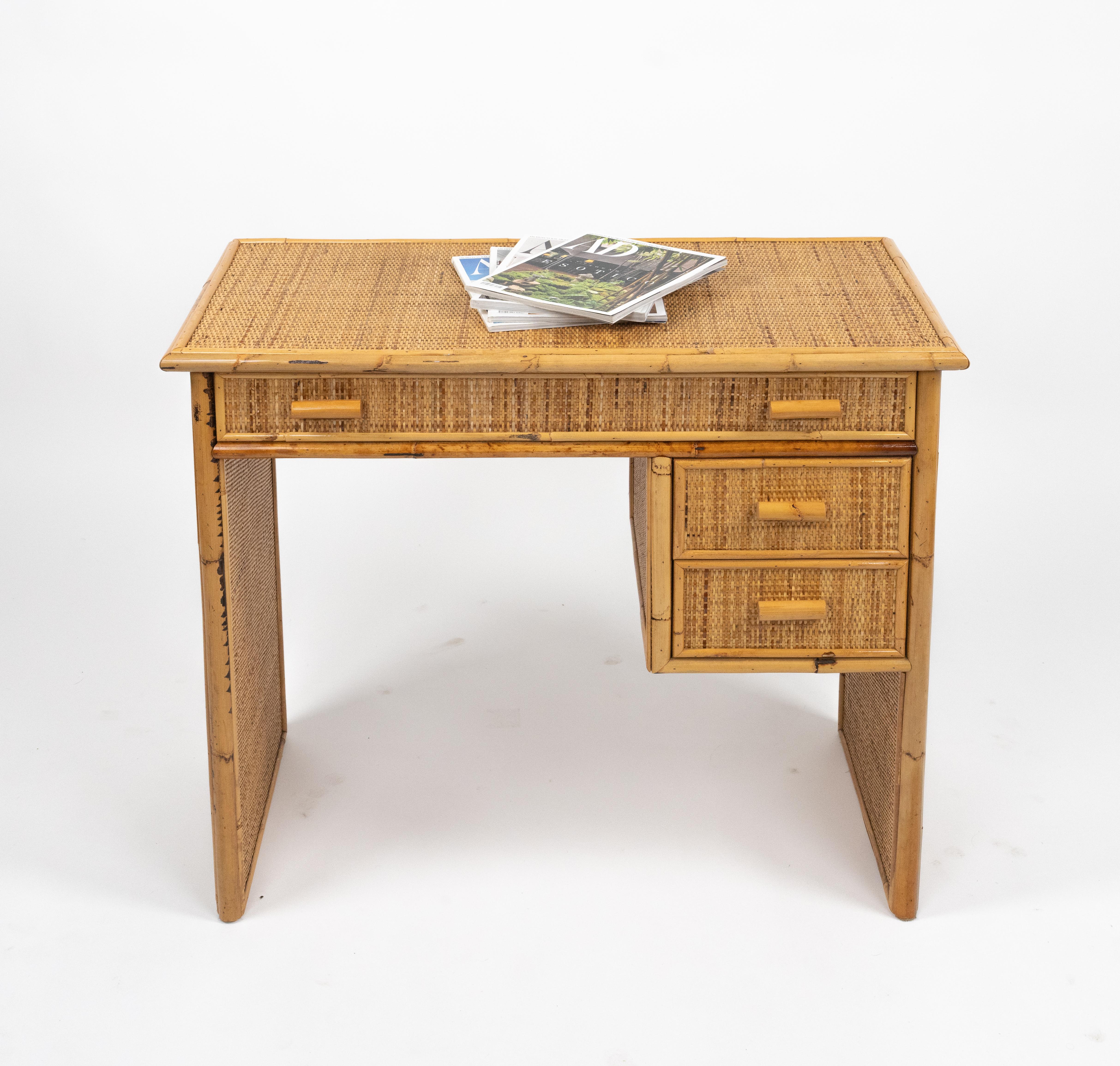 Midcentury Bamboo and Rattan Desk Writing Table with Drawers, Italy 1970s in vendita 1
