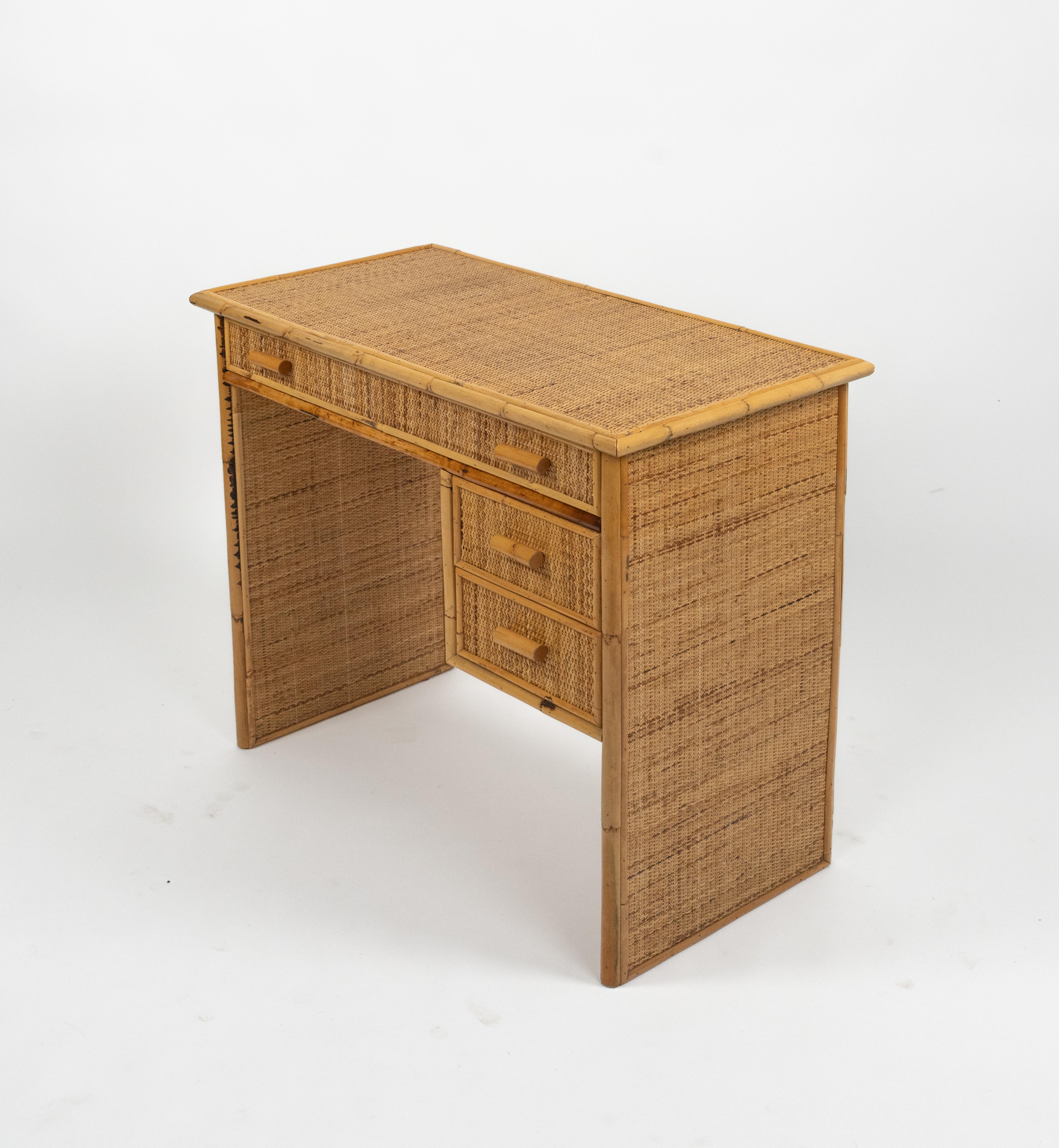 Midcentury Bamboo and Rattan Desk Writing Table with Drawers, Italy 1970s in vendita 2