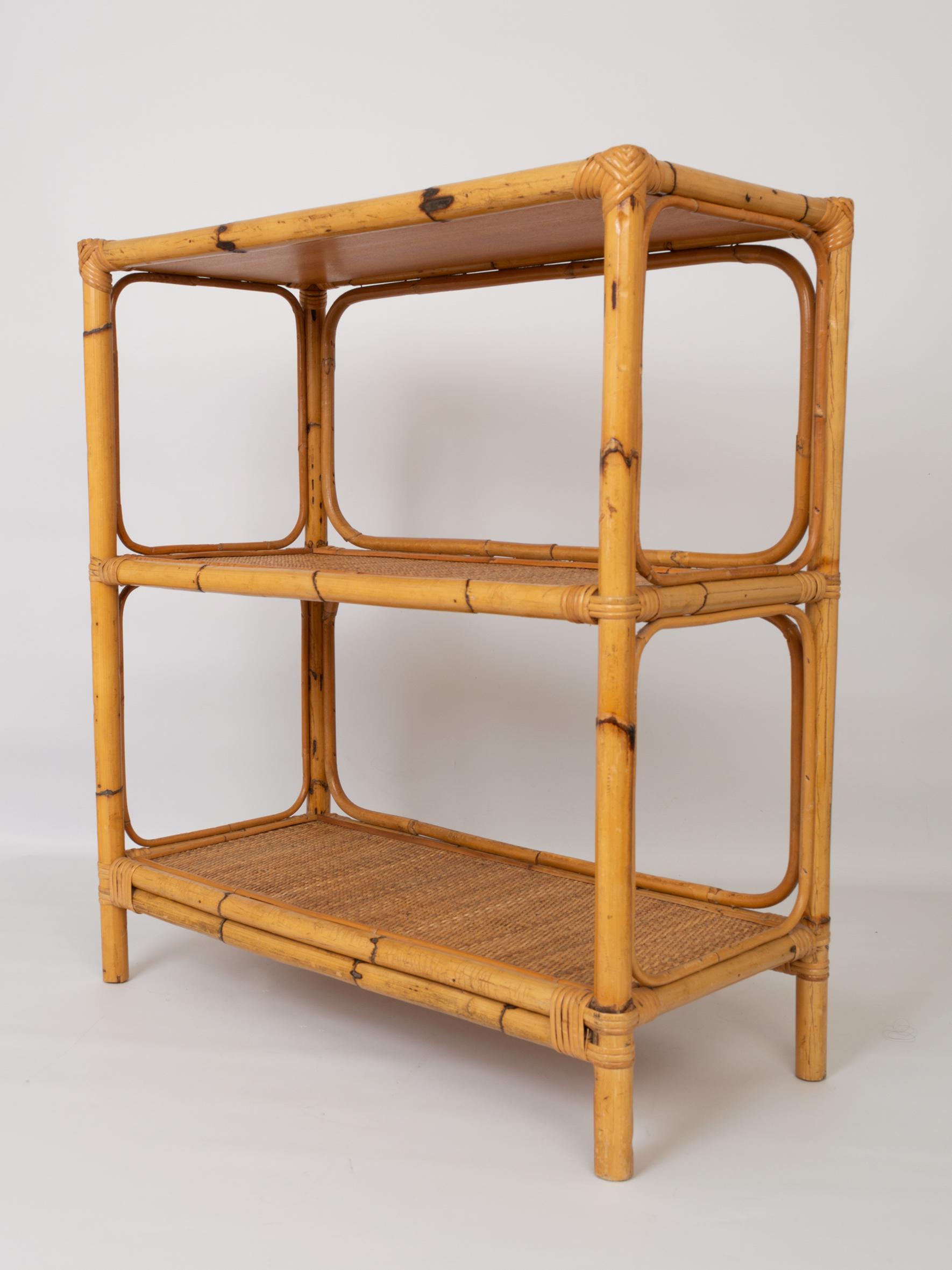 A Mid Century bamboo and rattan three-tier Italian étagère (shelves) dating from the 1960s.
In excellent condition commensurate of age.