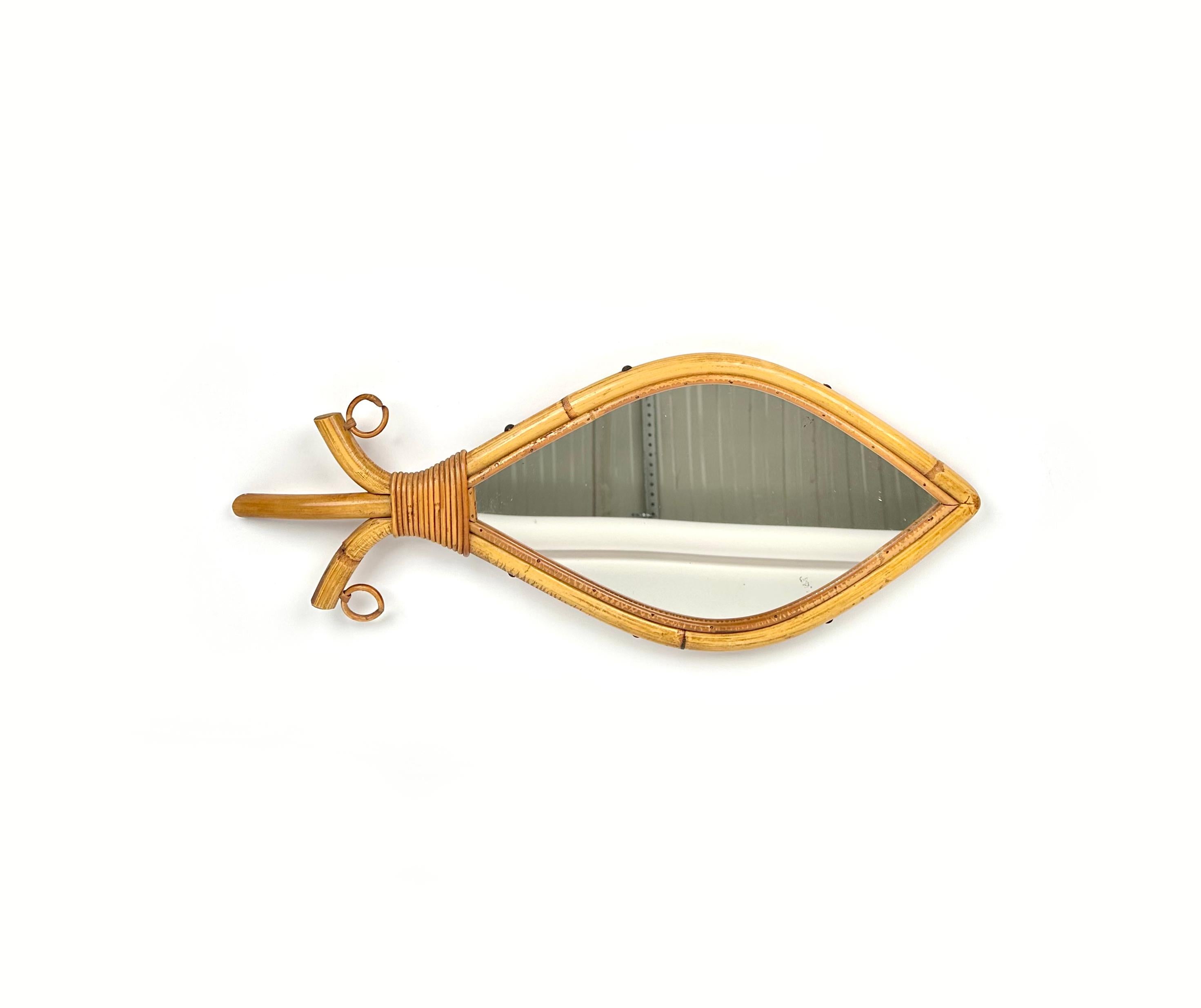 Midcentury beautiful wall mirror fish shaped in bamboo and rattan.

Made in Italy in the 1960s.