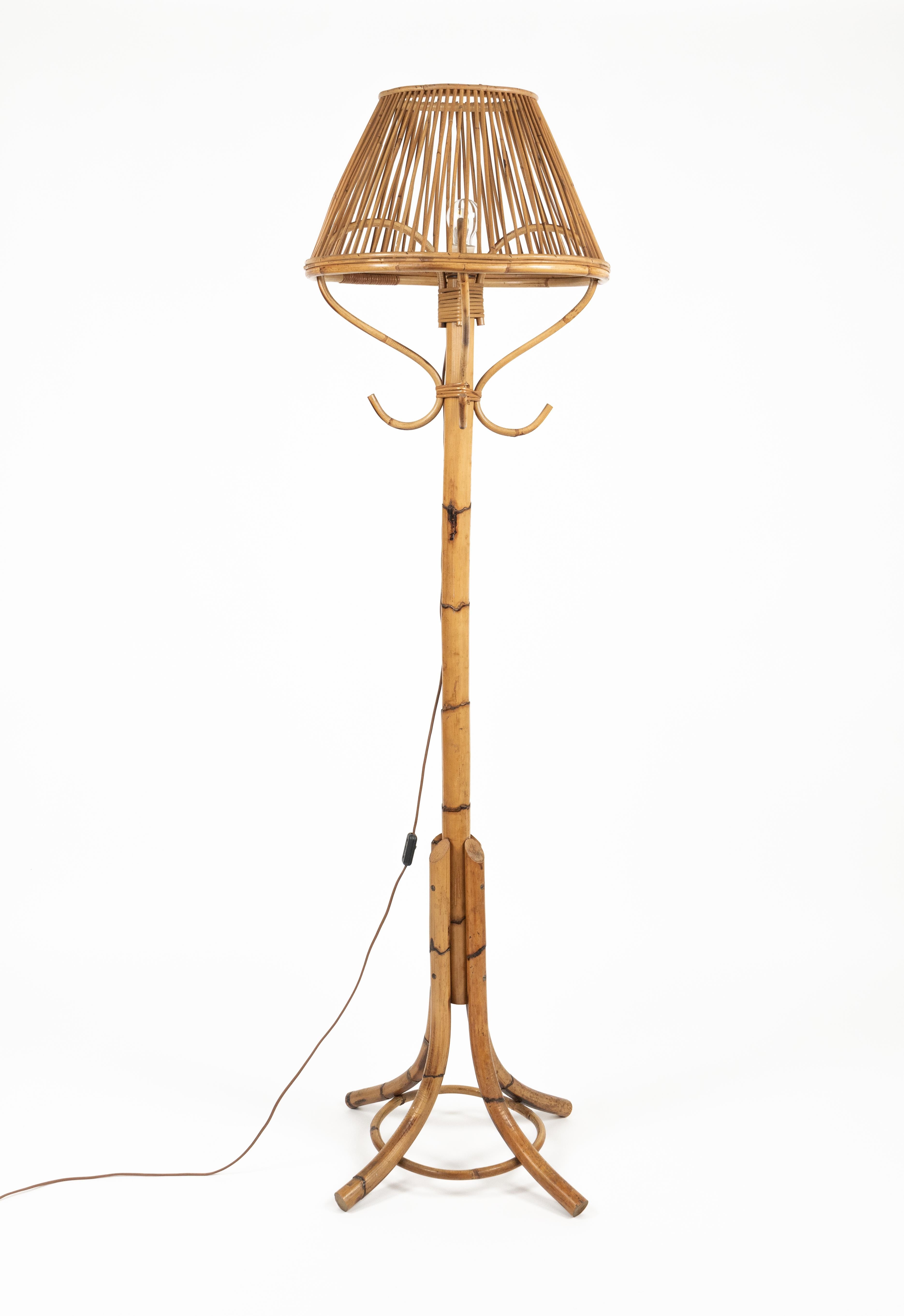 Tolle Stehlampe aus Bambus und Rattan im Stil von Franco Albini aus der Mitte des Jahrhunderts.  

Hergestellt in Italien in den 1960er Jahren.

Eine schöne Stehlampe, die perfekt funktioniert, aber vor allem in jedem Raum eine erstaunliche optische
