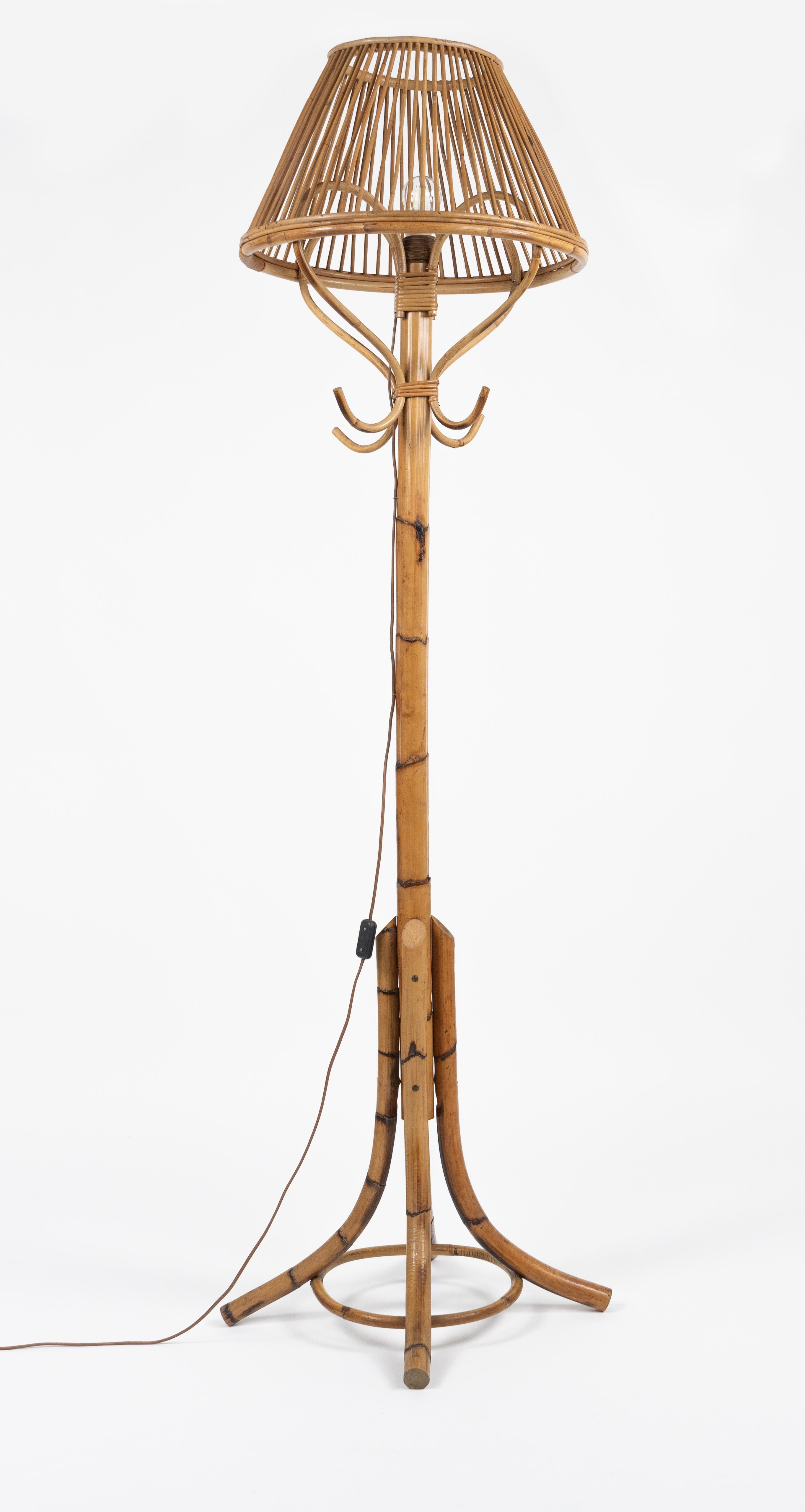 Mid-Century Modern Lampadaire en bambou et rotin de style Franco Albini, Italie, années 1960 en vente