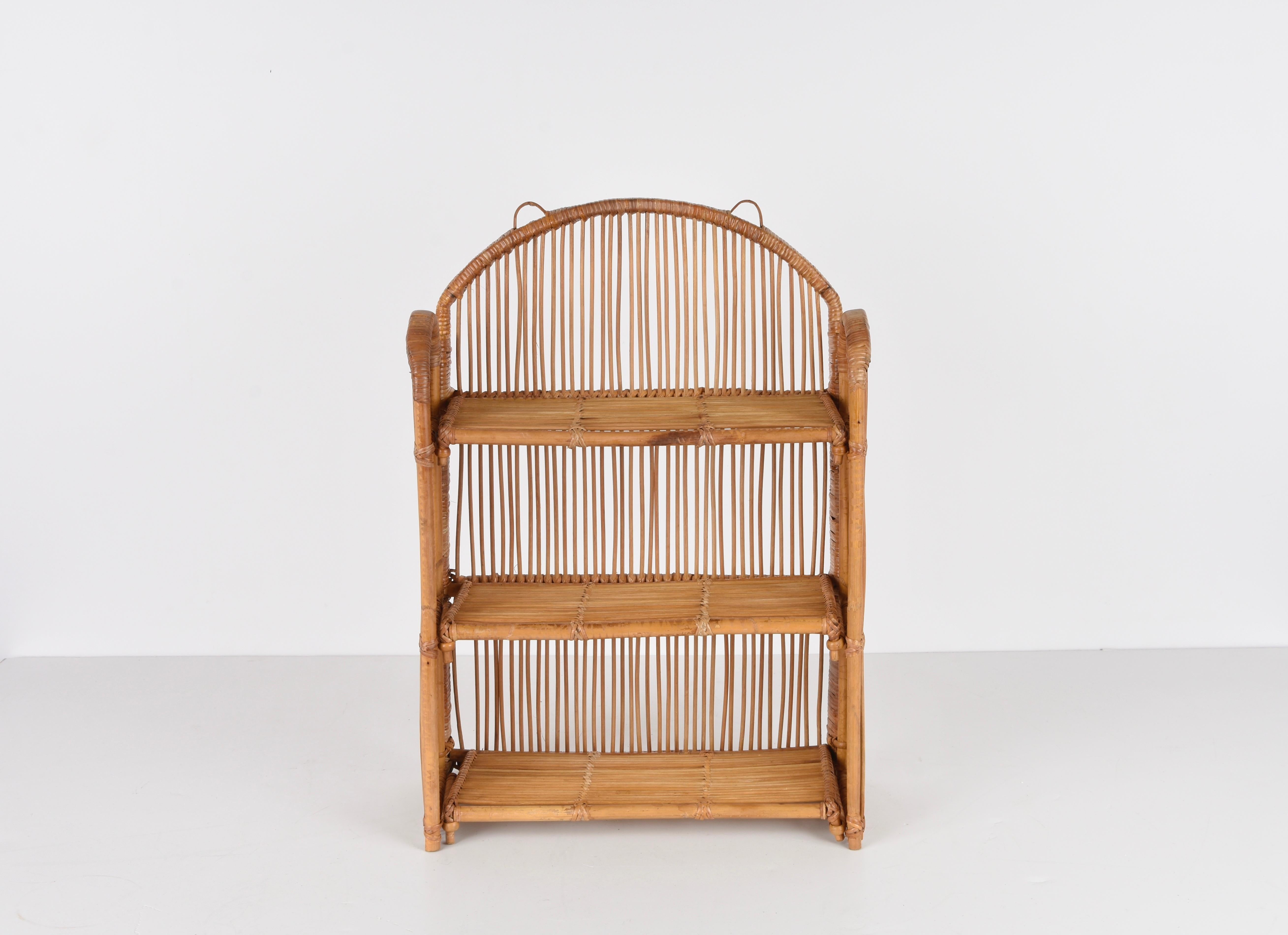 Midcentury Bamboo and Rattan Foldable Italian Wall Shelf with Three Levels 1980s In Good Condition In Roma, IT