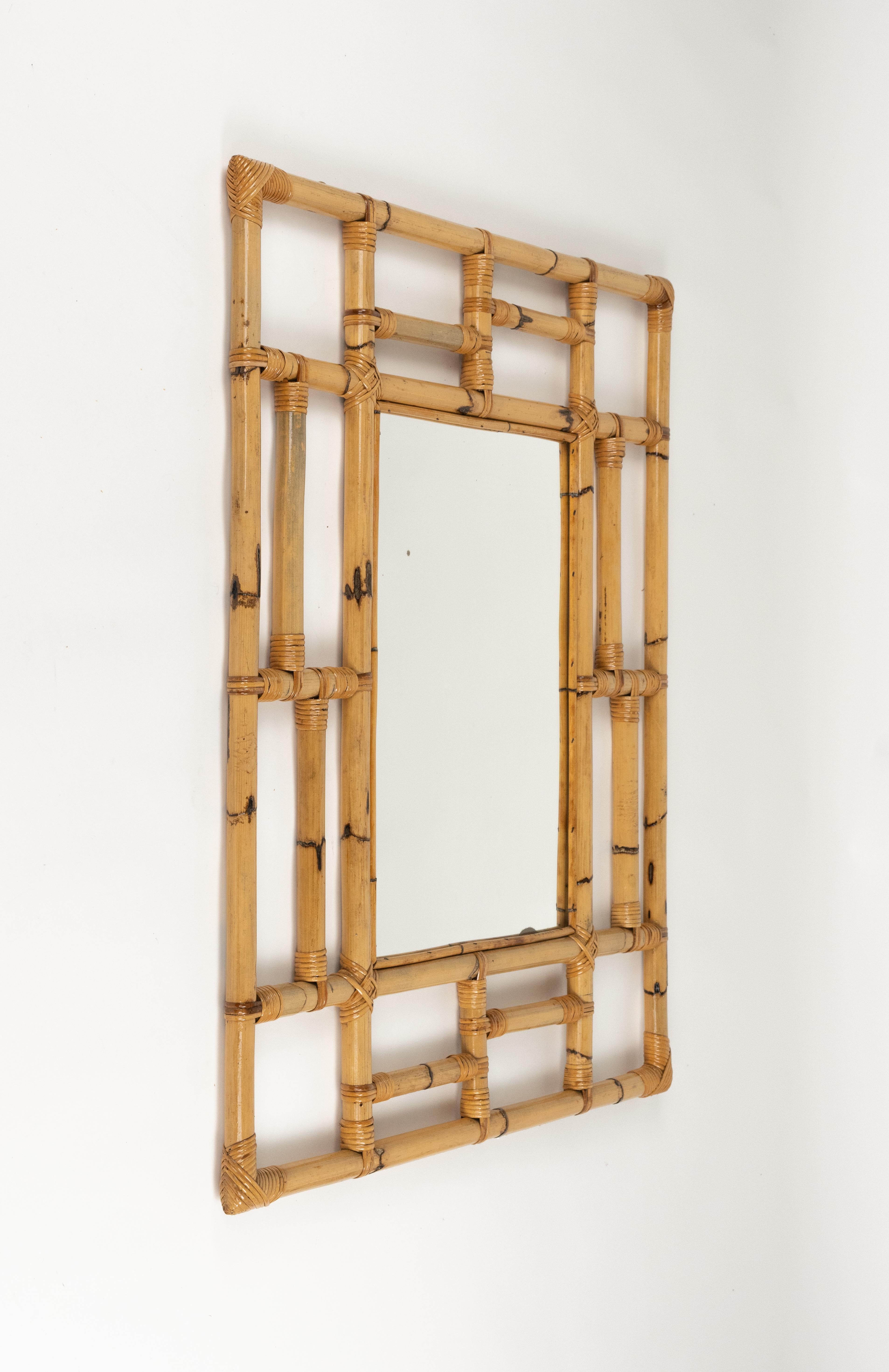 Precioso espejo de pared rectangular geométrico de bambú y ratán de Vivai del Sud.   

Fabricado en Italia en la década de 1970.   

Un espejo de bambú y ratán muy decorativo con el sabor del estilo de la costa mediterránea.

Vivai del Sud,