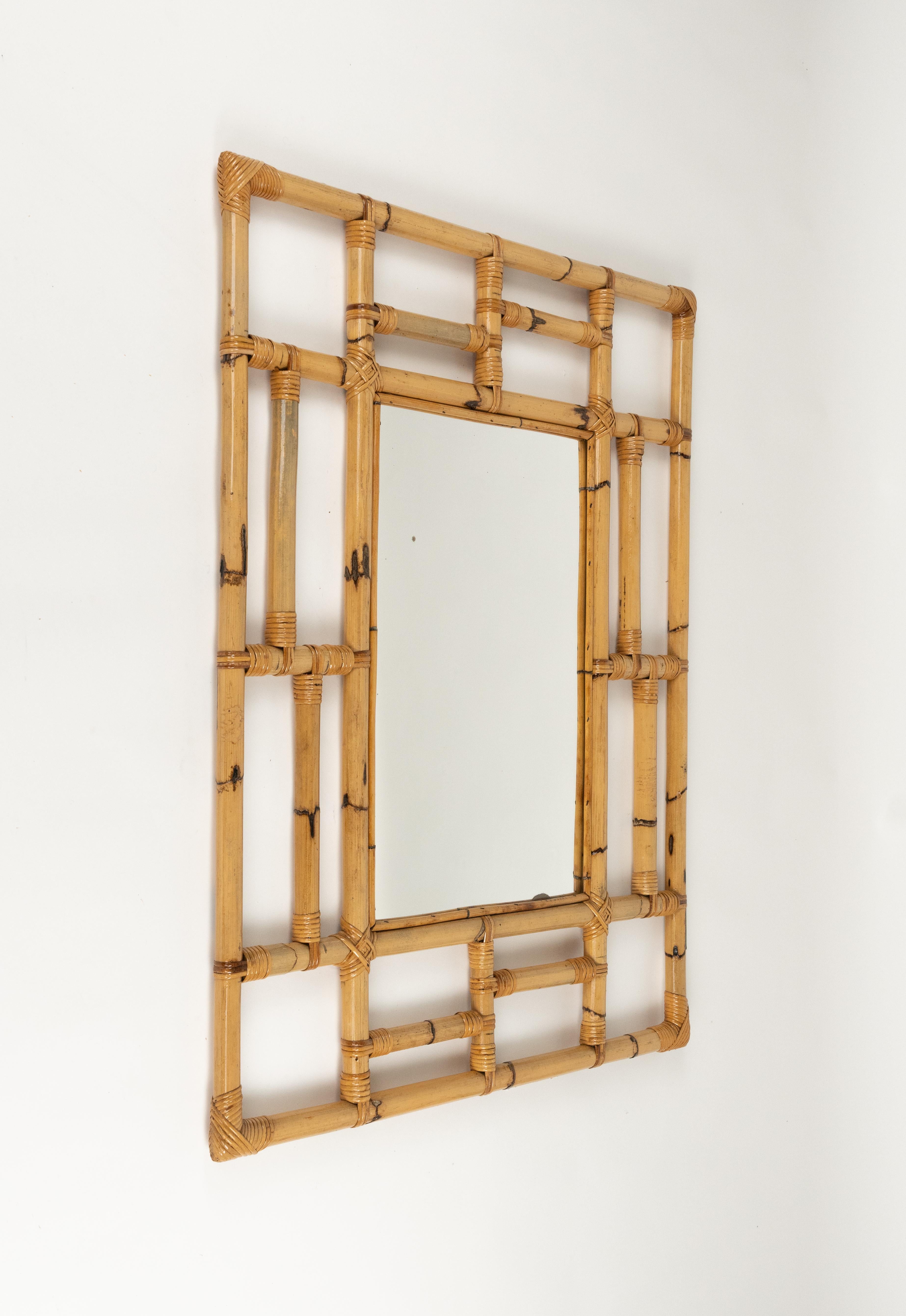 Espejo de pared geométrico de bambú y ratán de mediados de siglo by Vivai del Sud, Italia Años 70 Moderno de mediados de siglo en venta