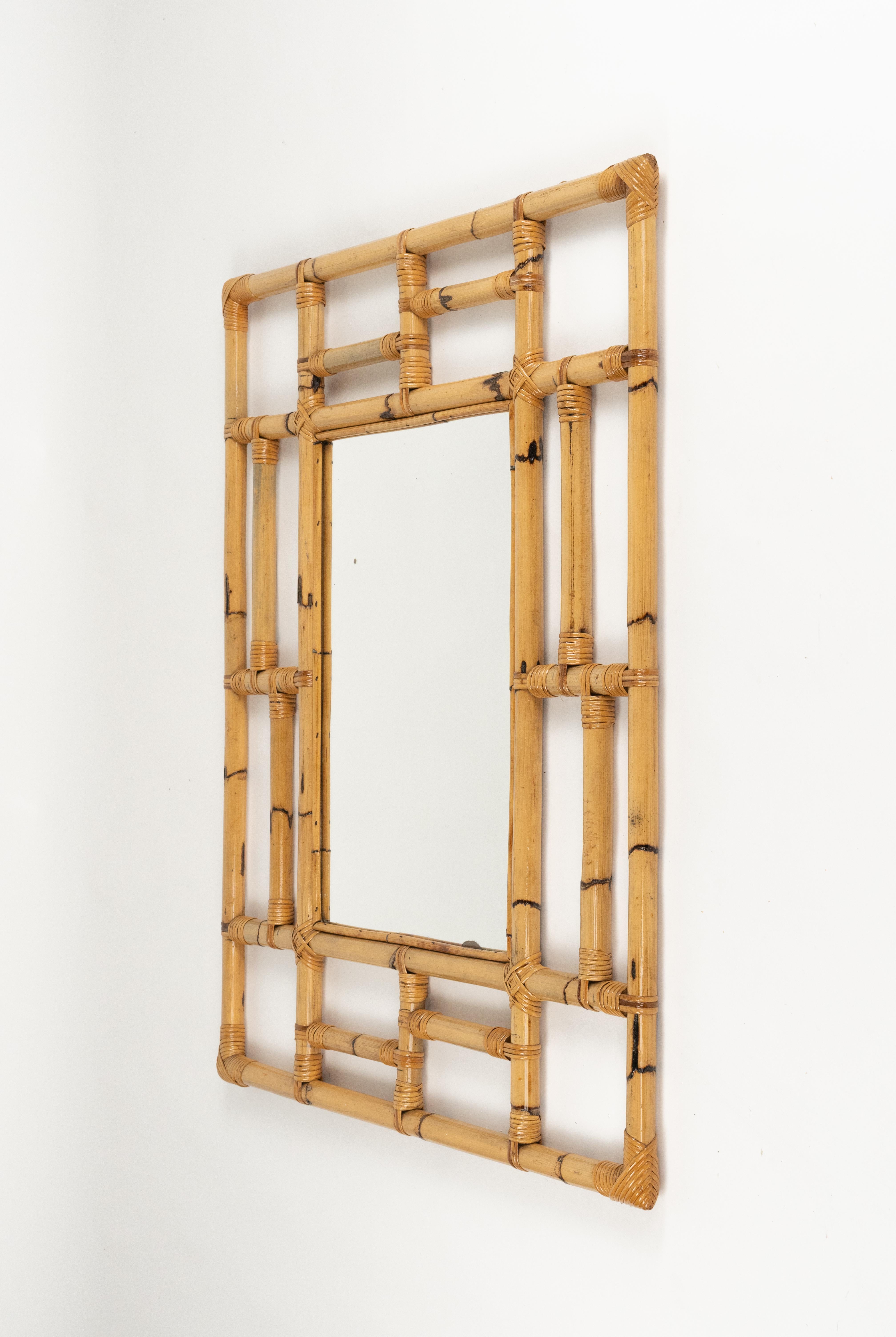 Espejo de pared geométrico de bambú y ratán de mediados de siglo by Vivai del Sud, Italia Años 70 finales del siglo XX en venta